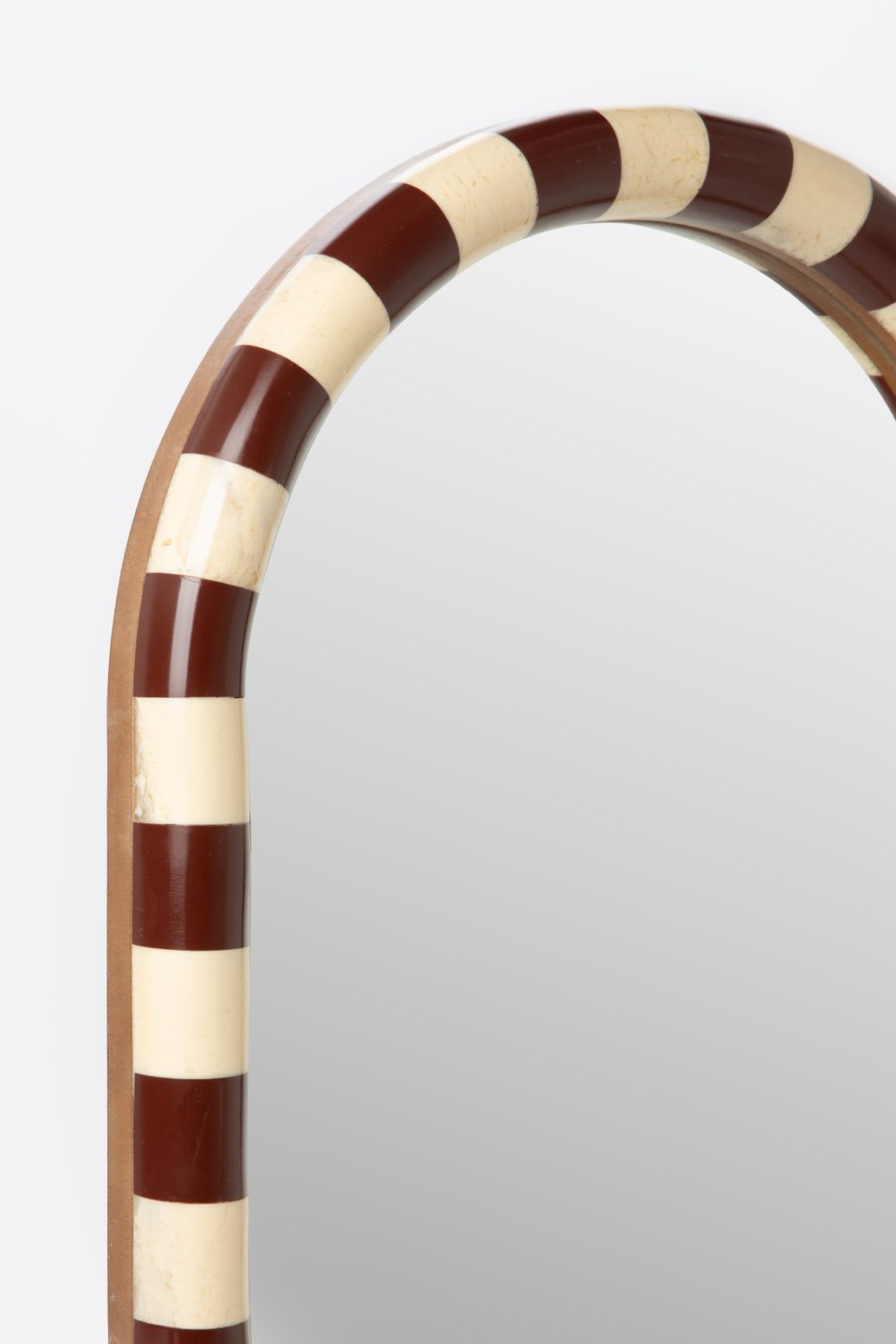 Donkerbruine hangspiegel met geblokte omlijsting