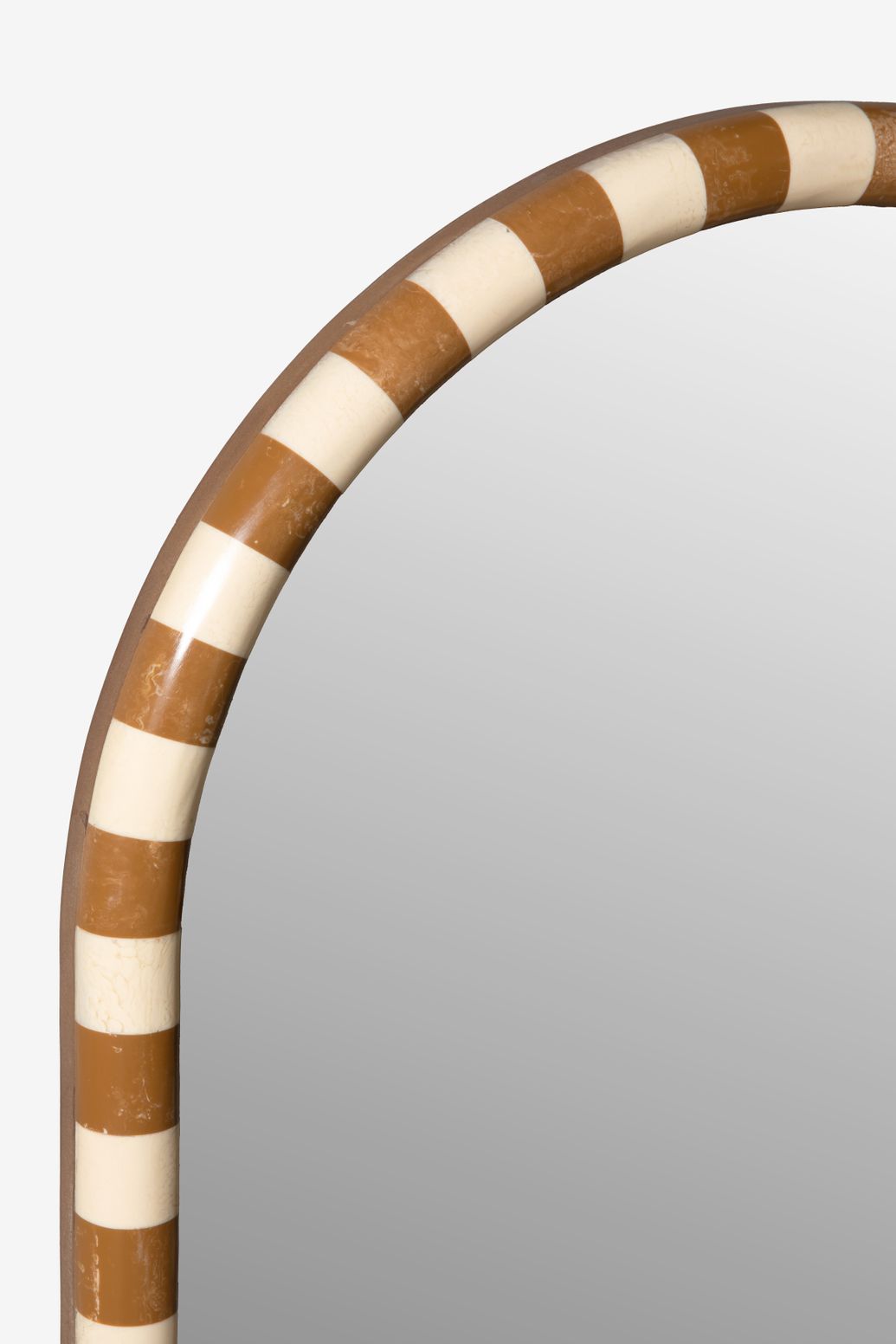 Stehender Spiegel mit gestreiftem Rahmen - braun