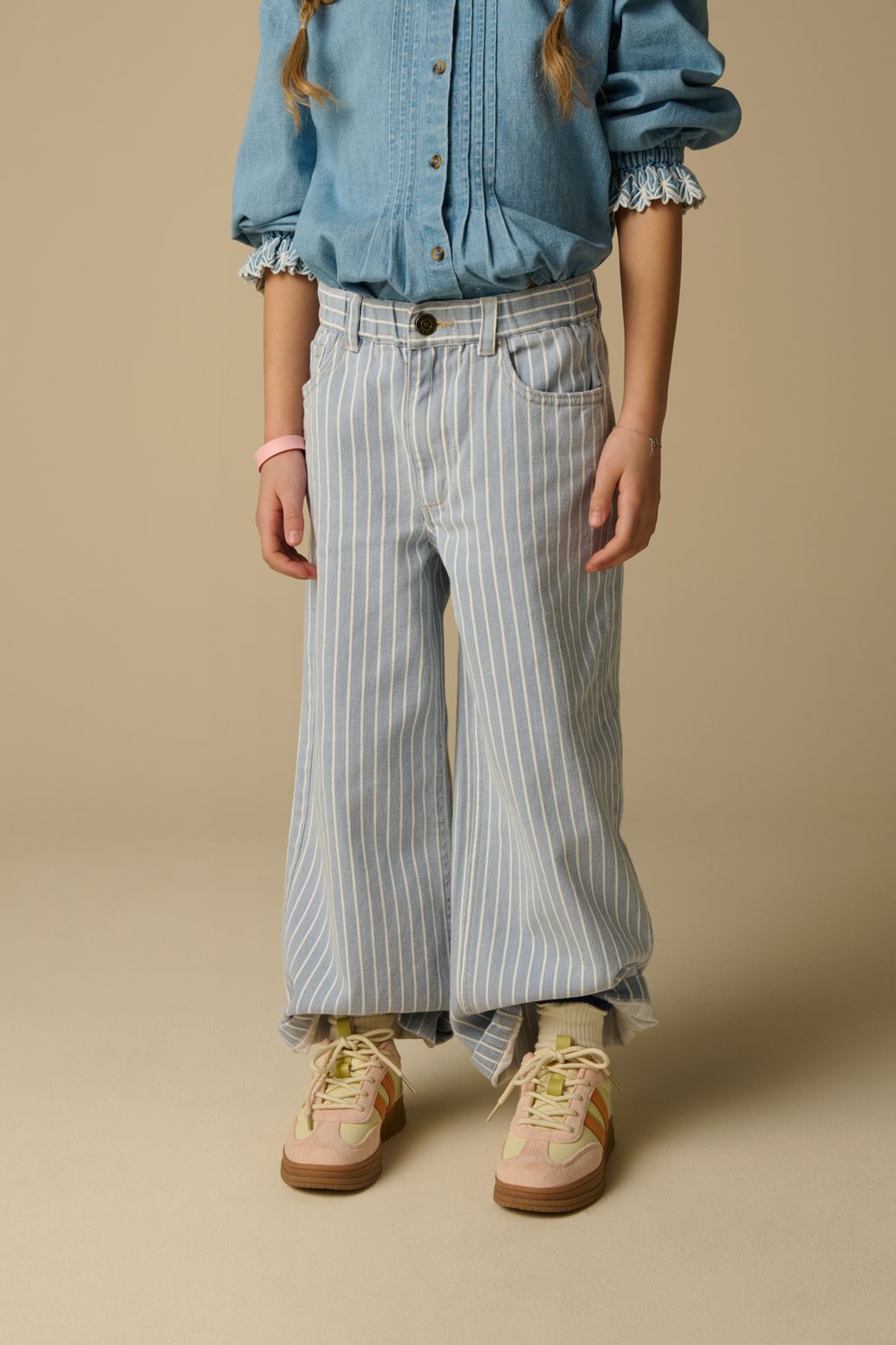 Weite gestreifte Jeans - blau