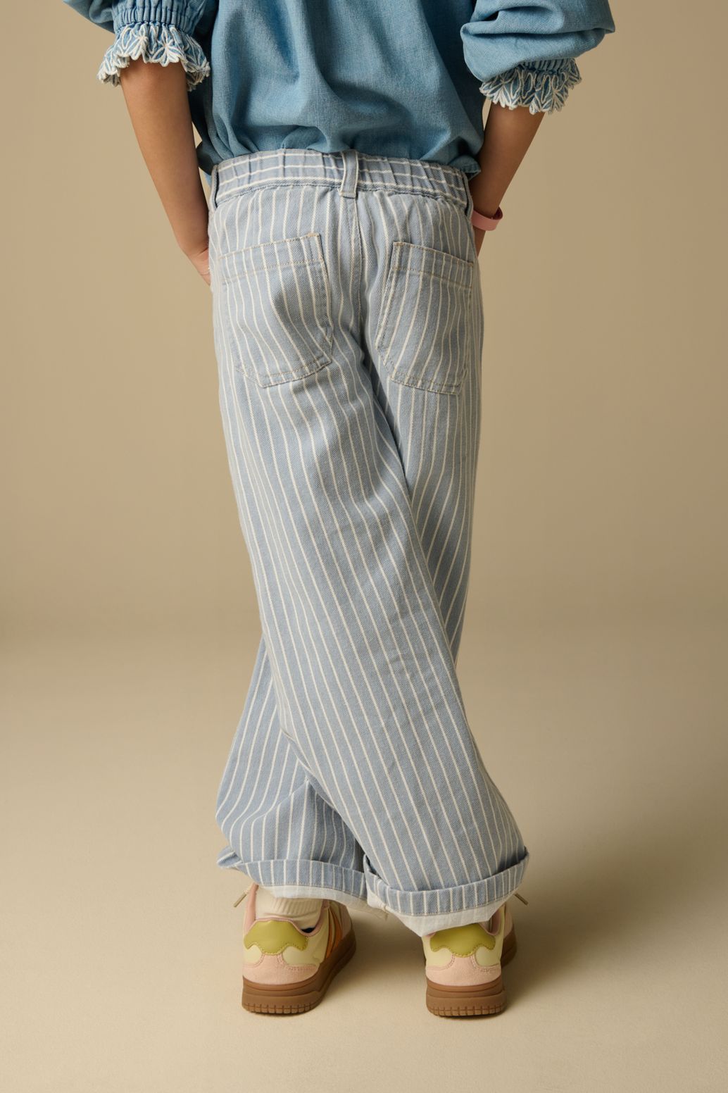 Weite gestreifte Jeans - blau