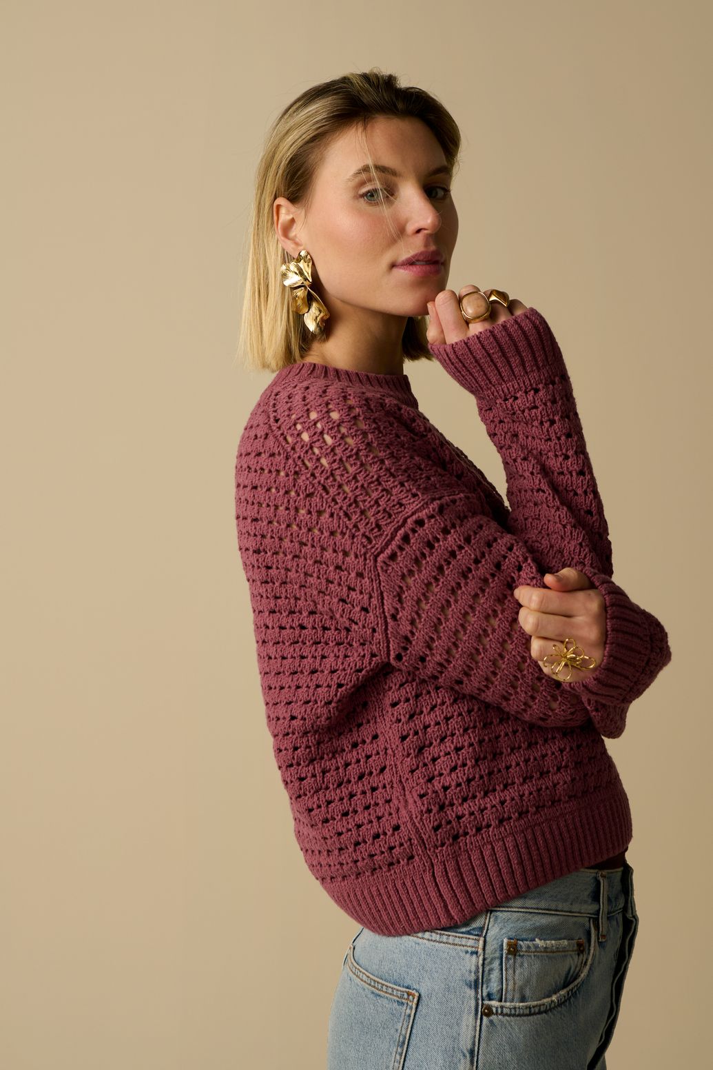 Donkerroze gebreide trui