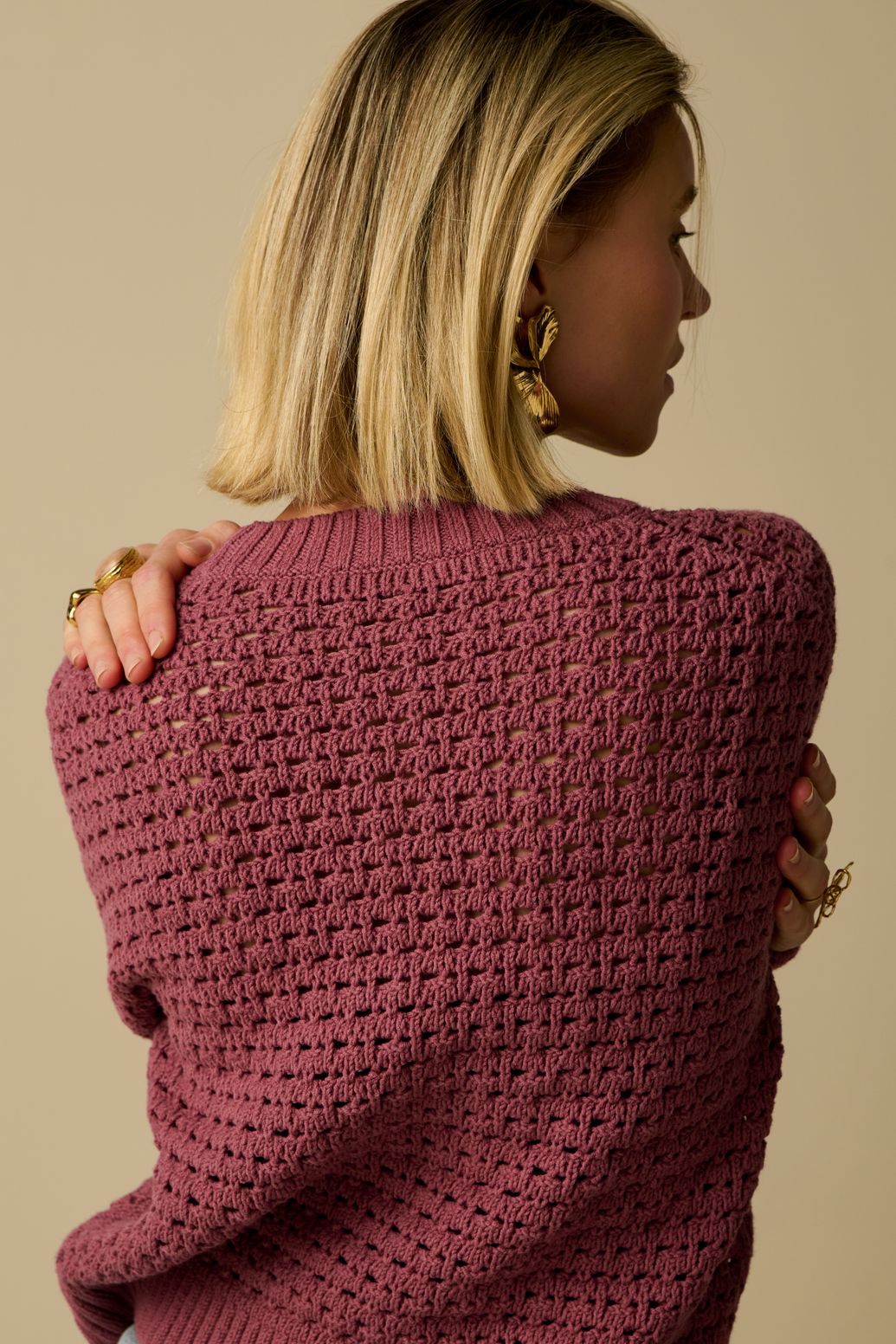 Donkerroze gebreide trui