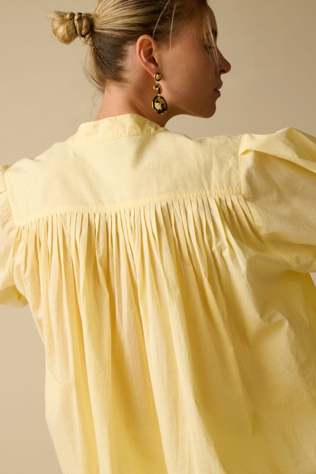 Lichtgele blouse