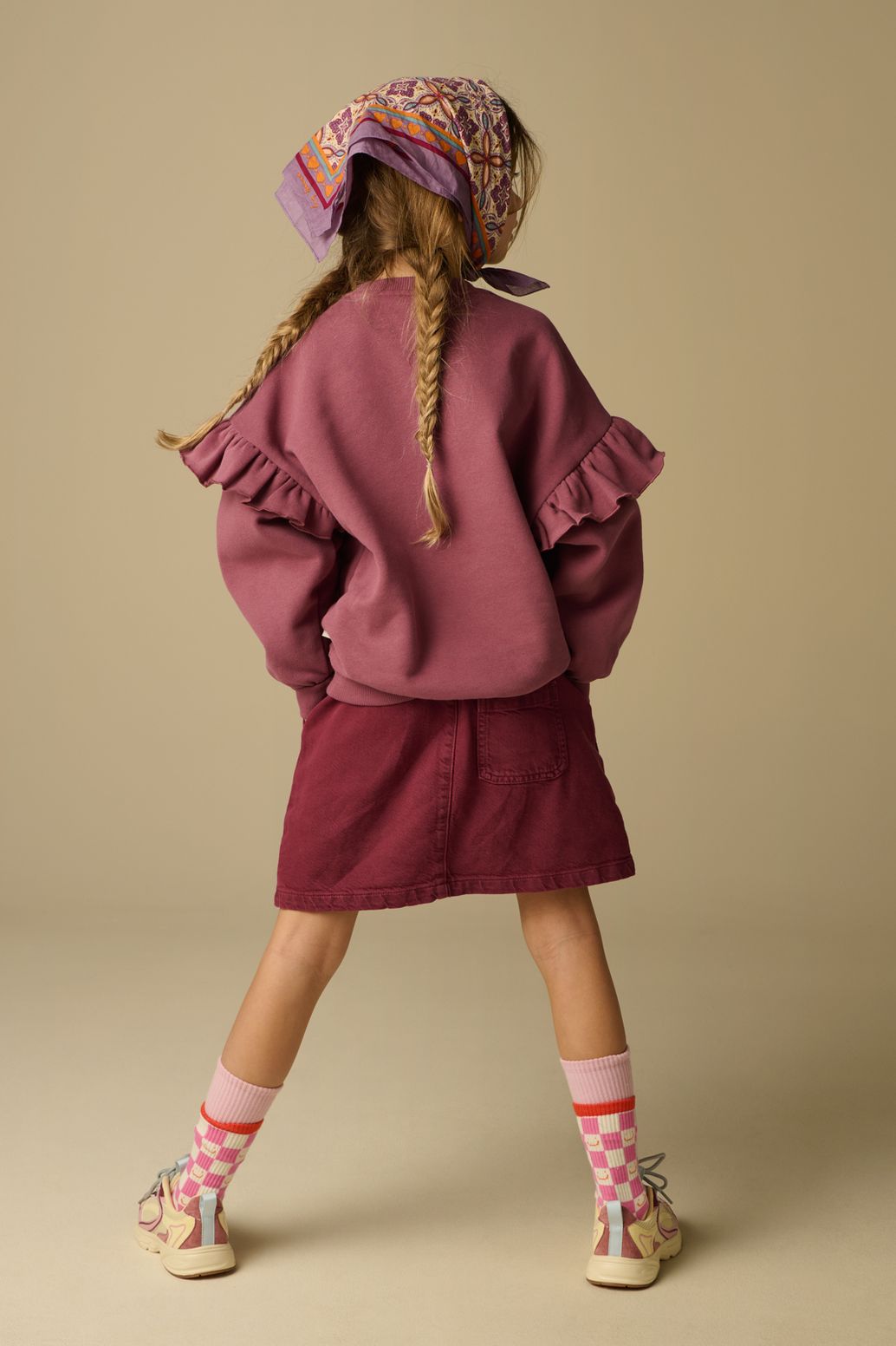Donkerroze sweater met ruffles