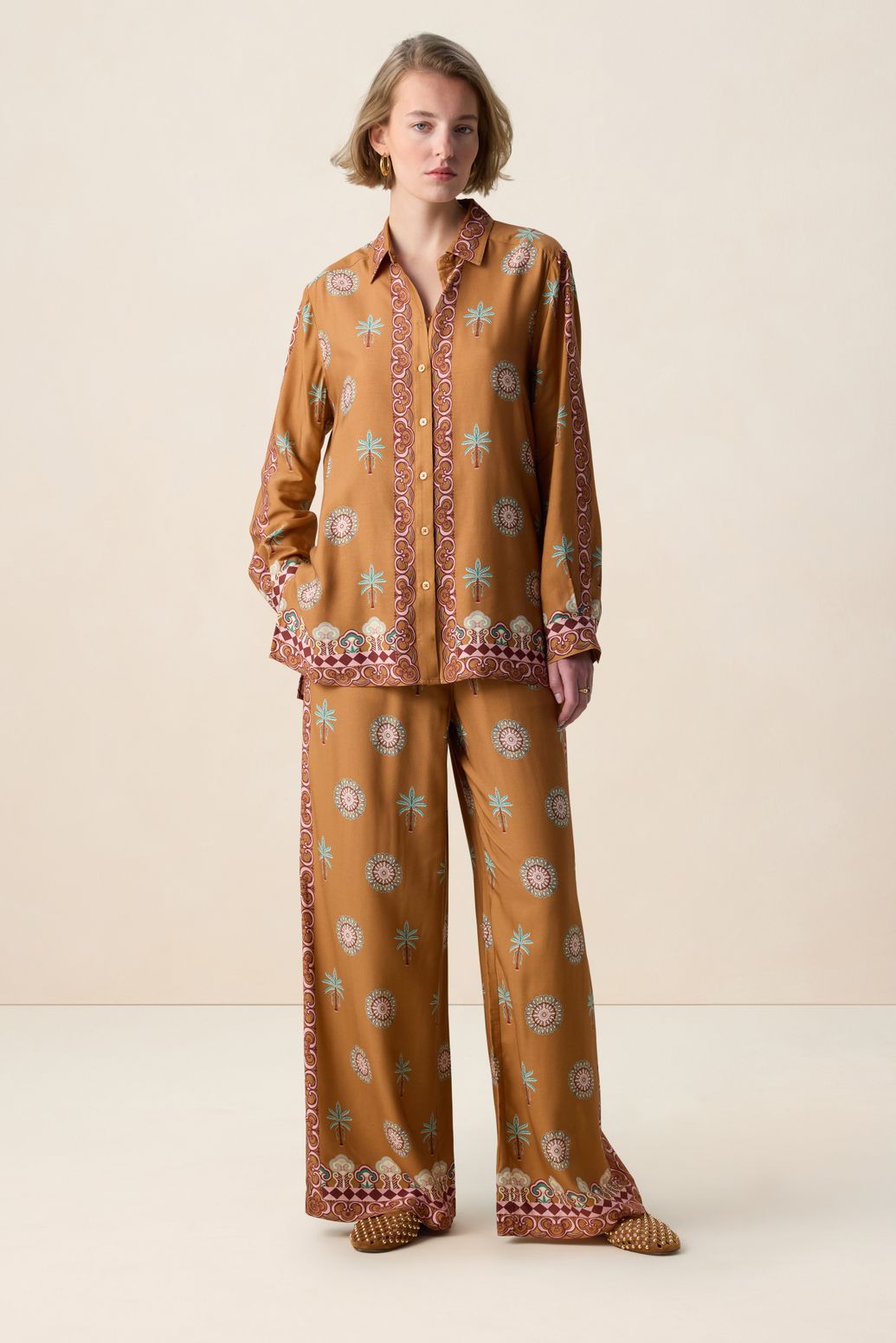 Weite Hose mit Palmenmuster - braun