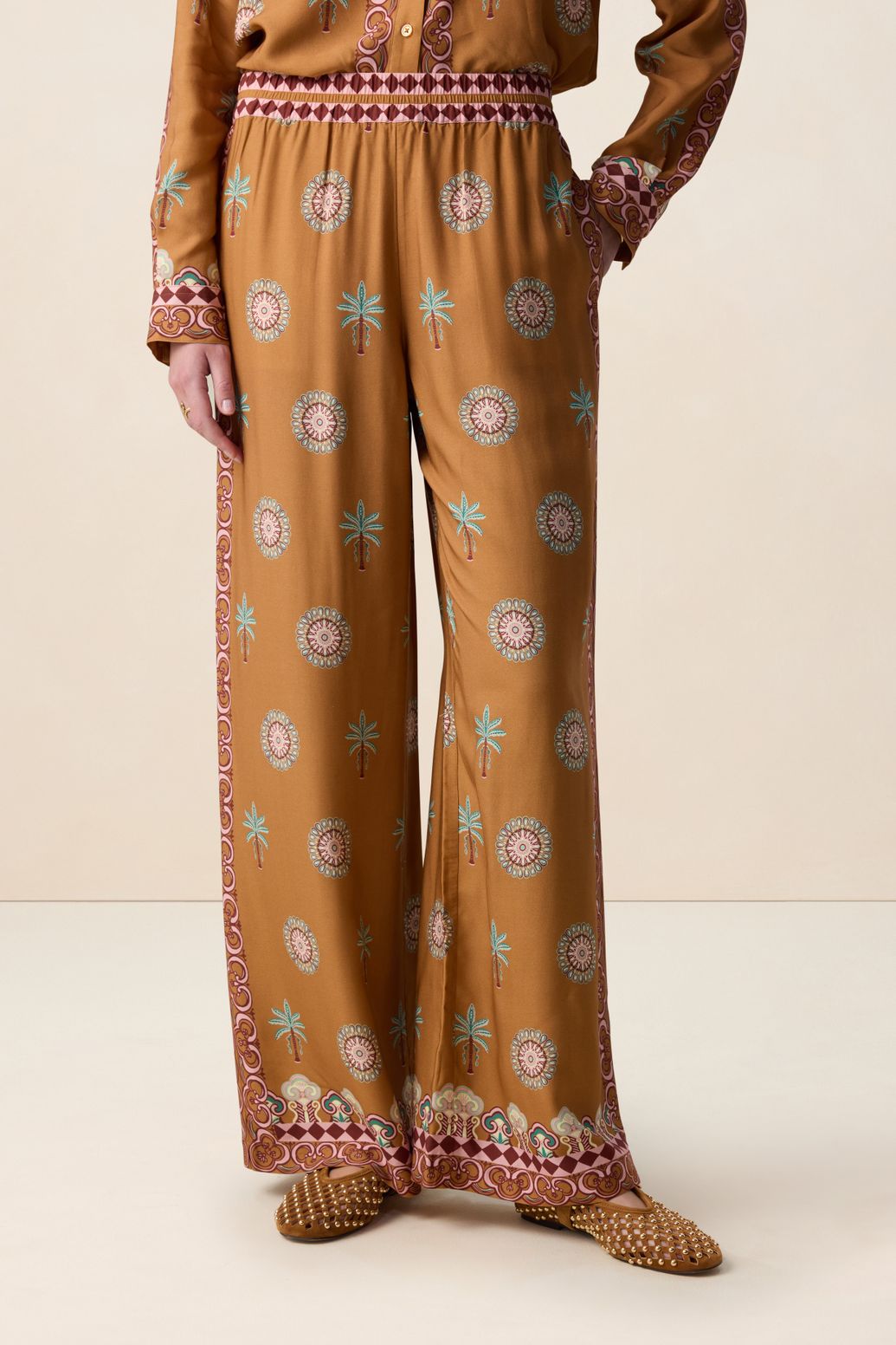 Weite Hose mit Palmenmuster - braun