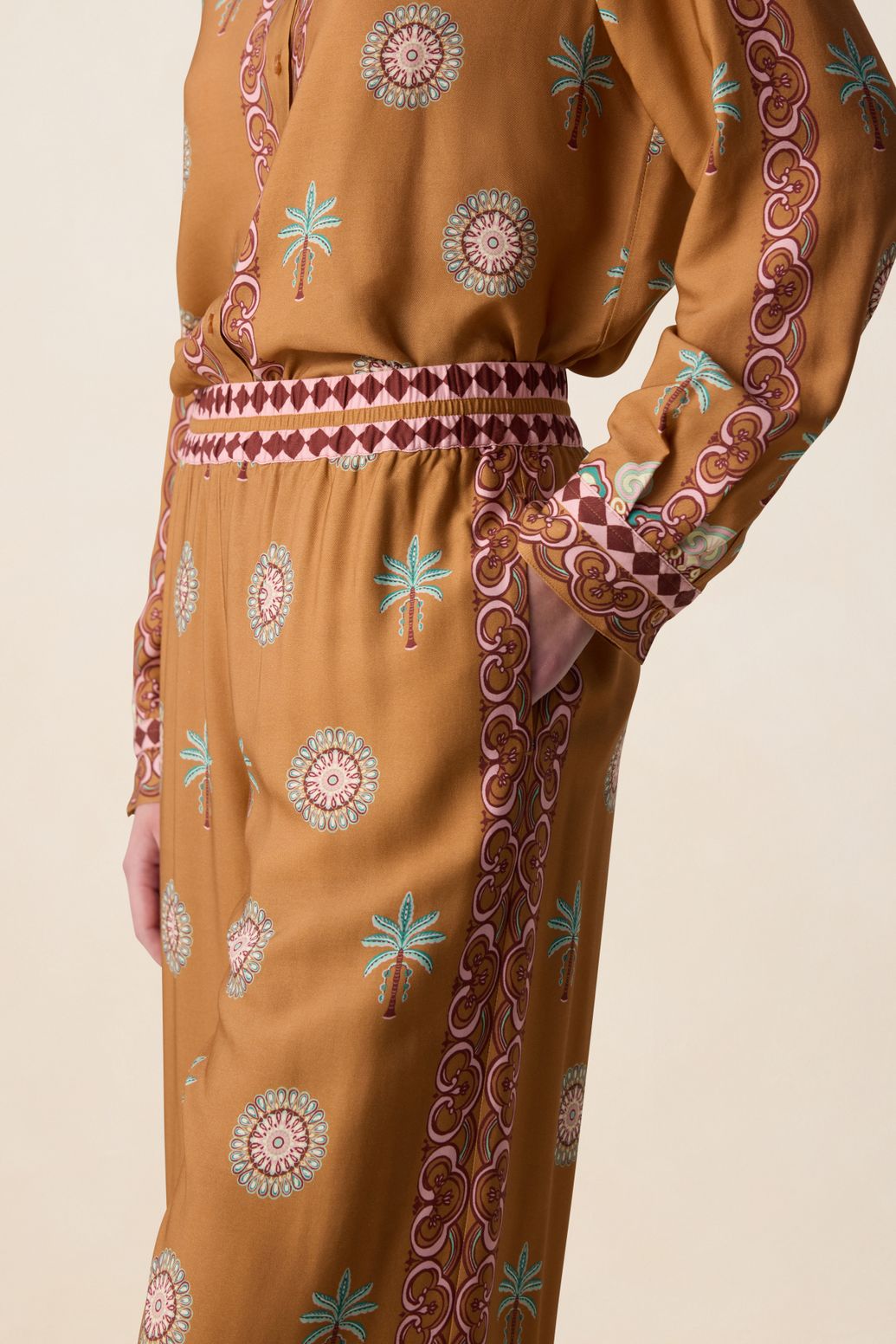 Weite Hose mit Palmenmuster - braun