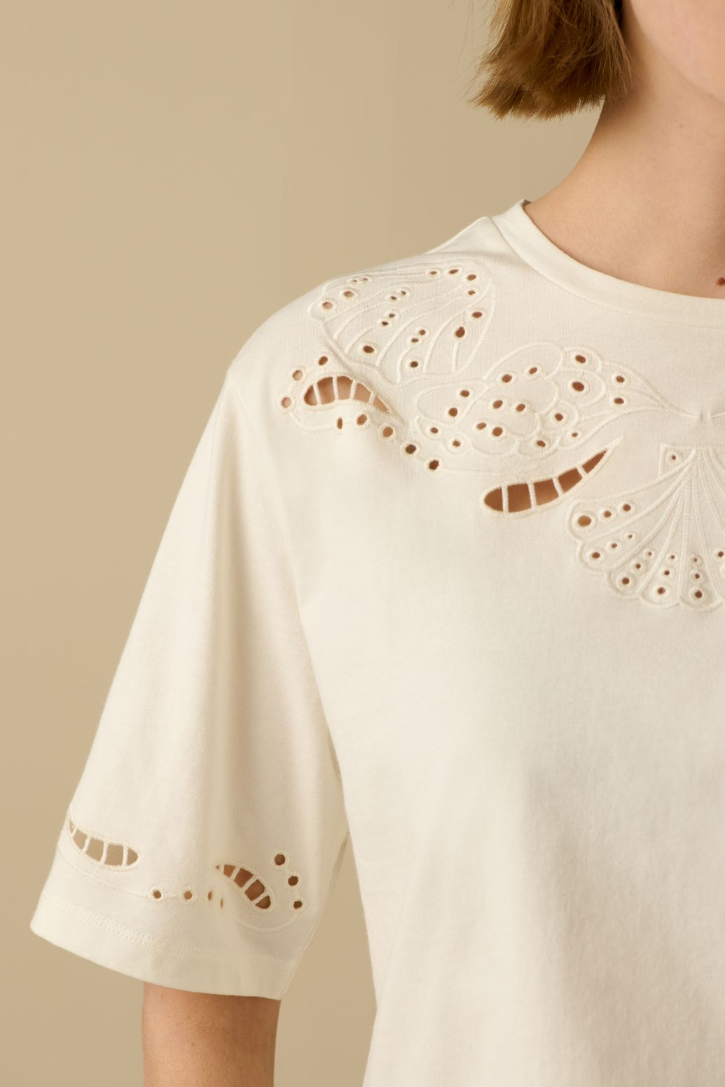 T-Shirt mit Lochstickerei - weiß