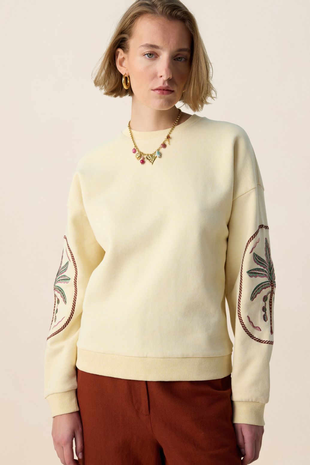 Lichtgele sweater met embroidery