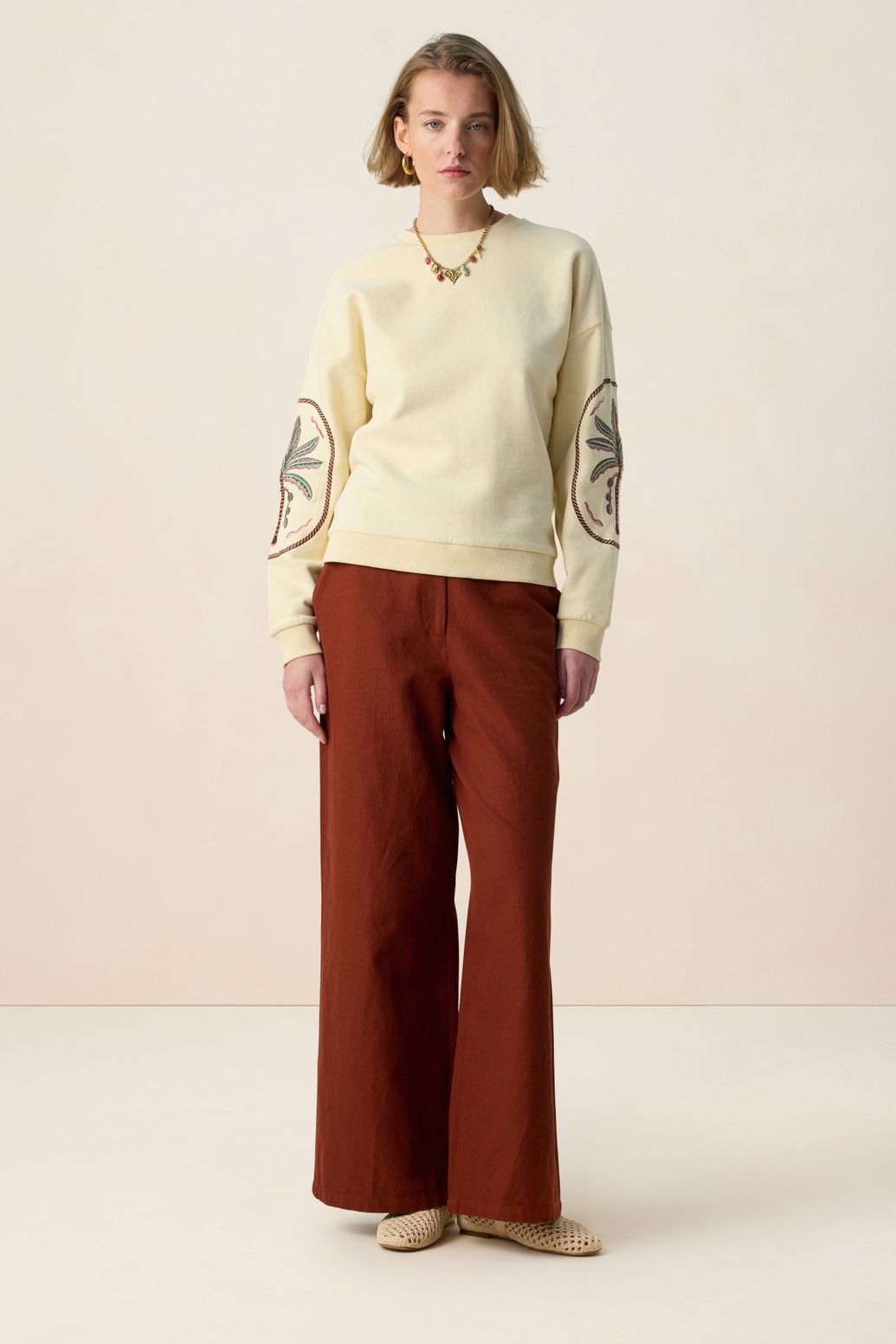 Sweat avec broderies - jaune clair