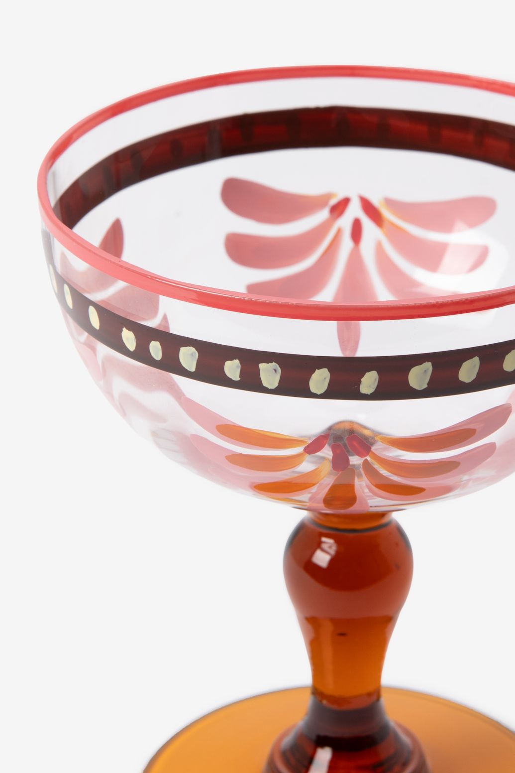 Lichtoranje champagneglazen met bloemen