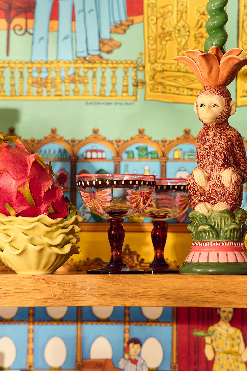 Lichtoranje champagneglazen met bloemen