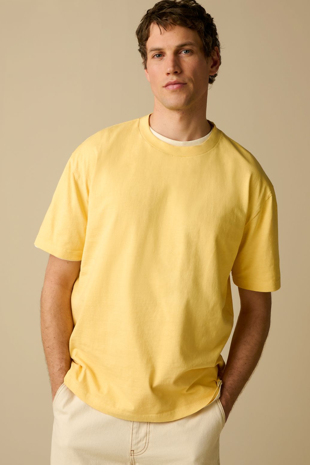 T-Shirt mit Artwork-Print - gelb