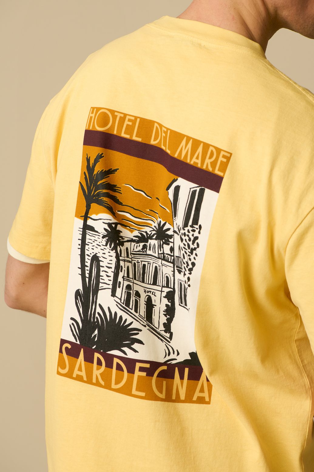 T-Shirt mit Artwork-Print - gelb