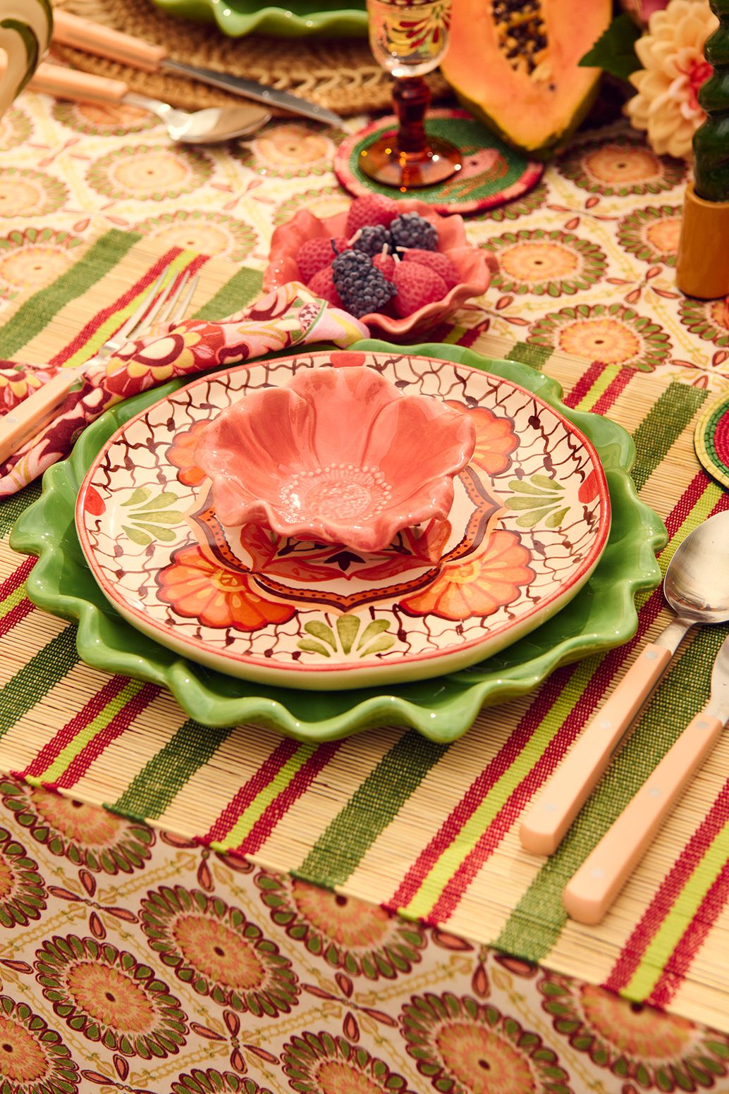 Lichtrode bloemen kom