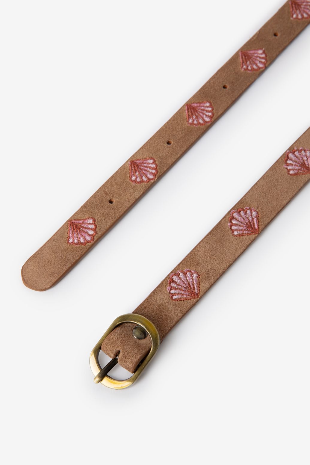 Bruine suède riem met schelpen