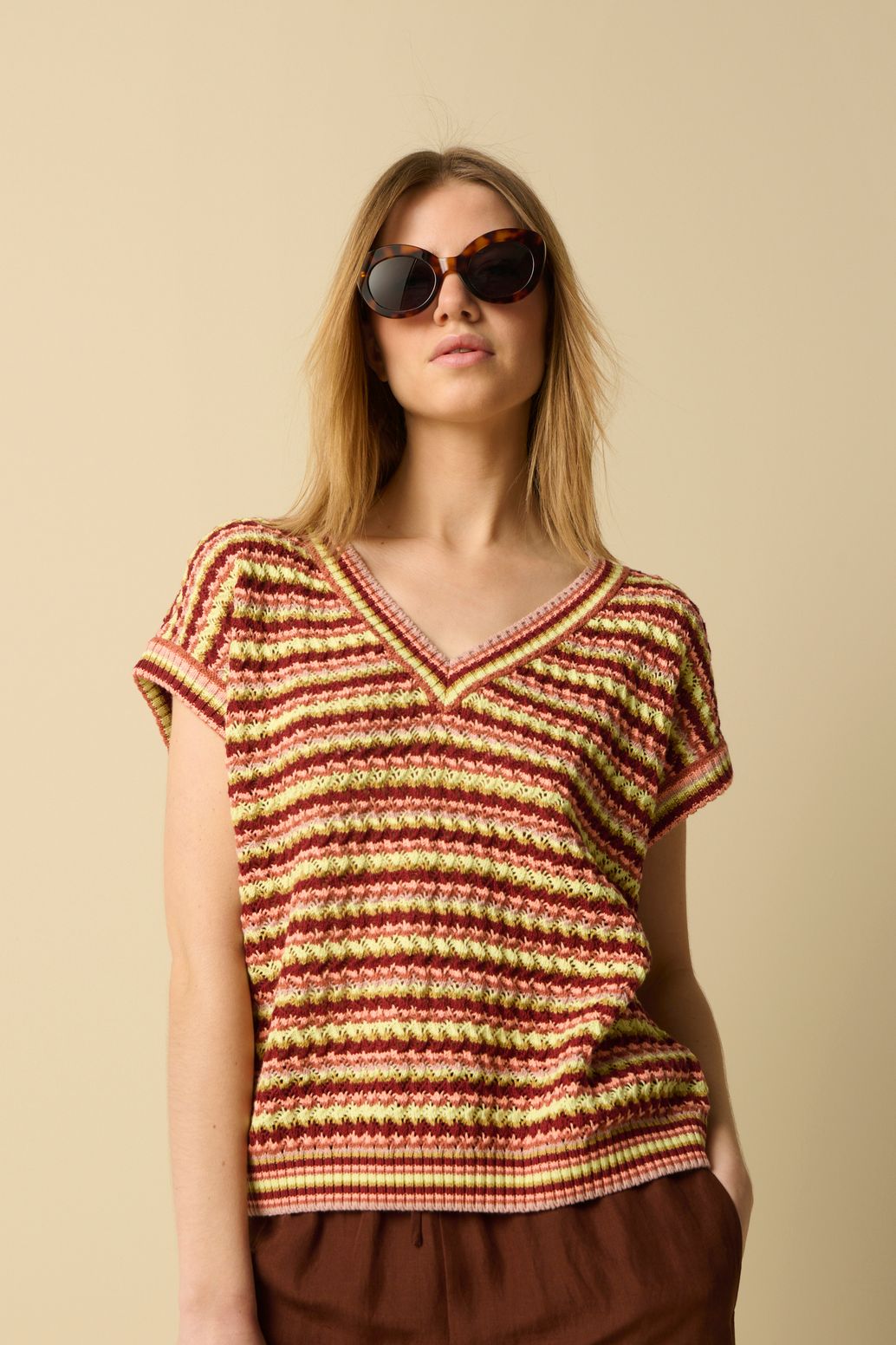 Donkerrode mouwloze gestreepte trui