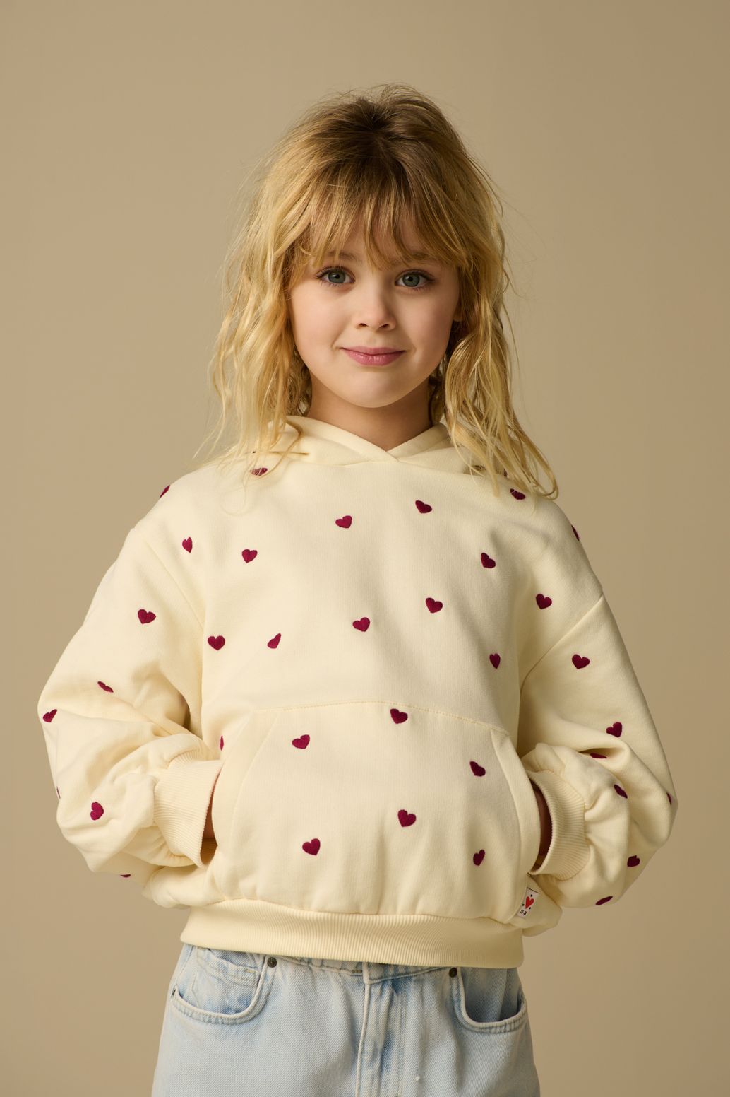 Witte hoodie met hartjes embroidery