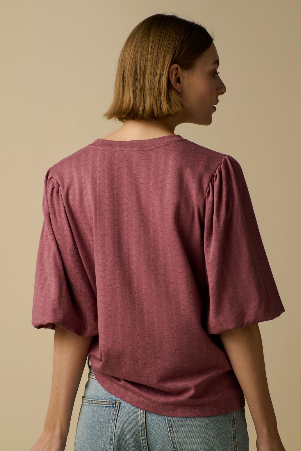 Donkerroze t-shirt met pofmouwen