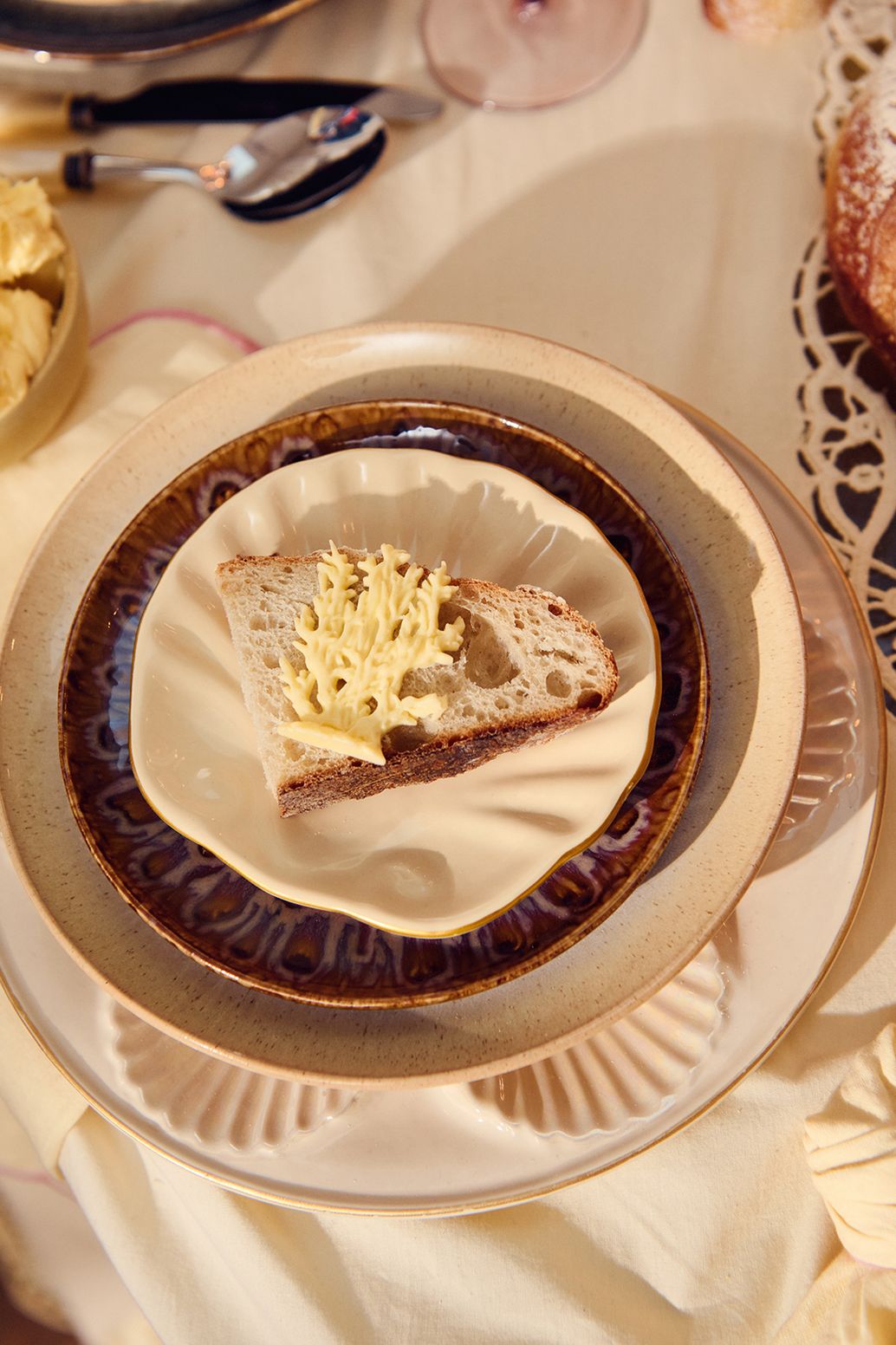 Lichtgele reactive glaze dinerbord