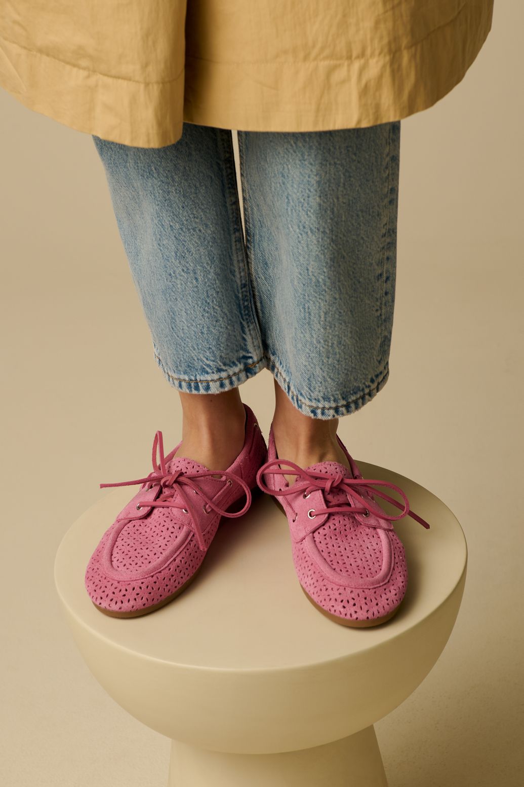 Roze opengewerkte suède bootschoenen