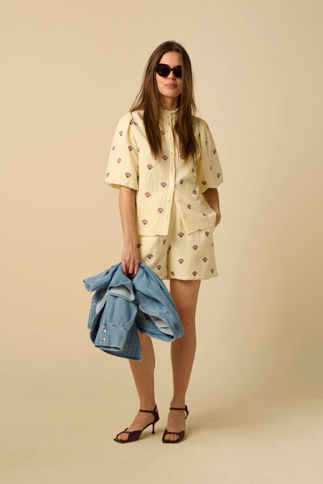 Lichtgele mousseline short met embroidery