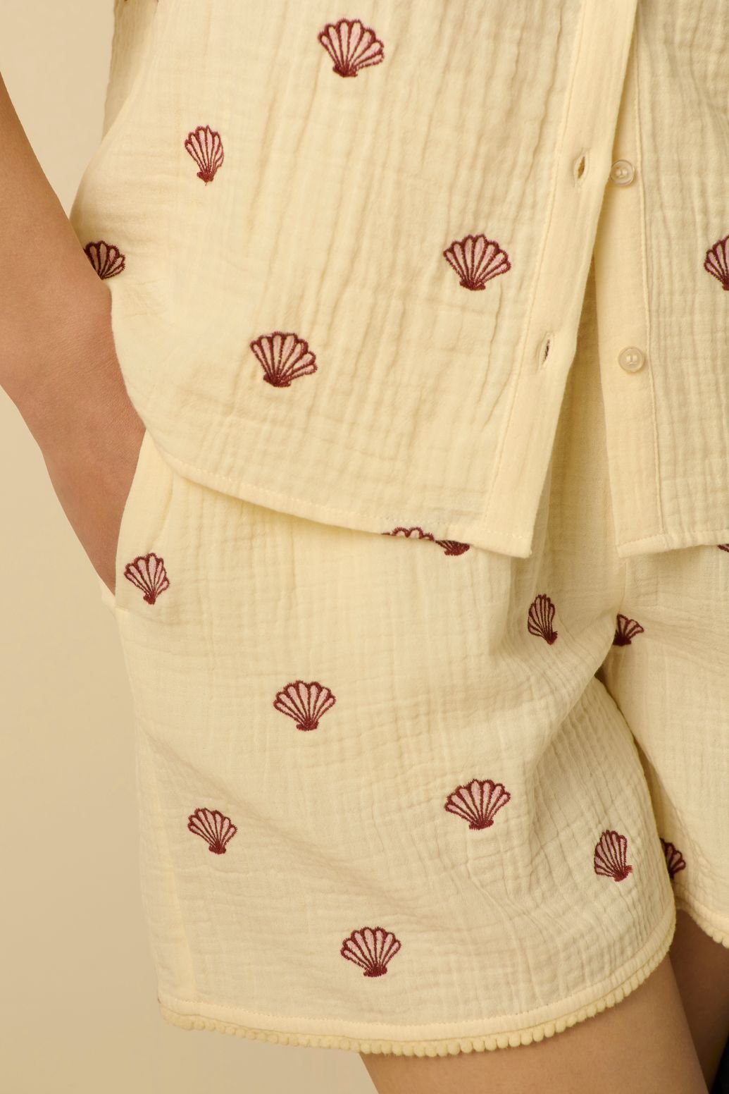 Musselin-Shorts mit Stickerei - hellgelb