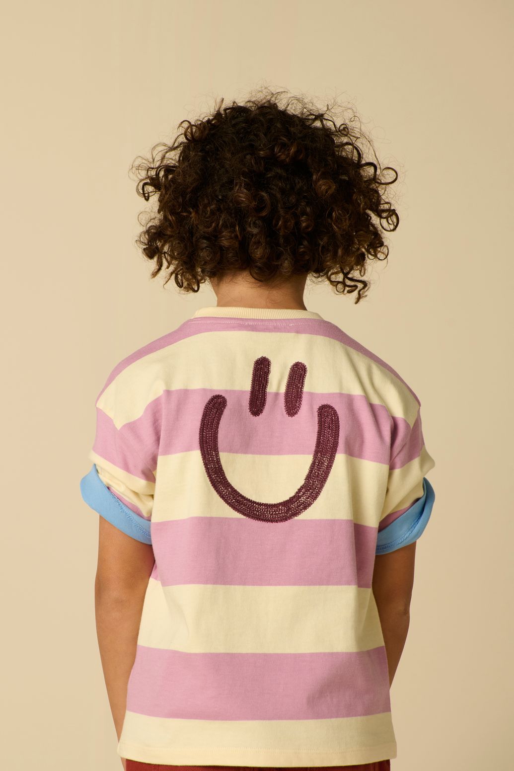 Gestreiftes T-Shirt mit Smiley - lila