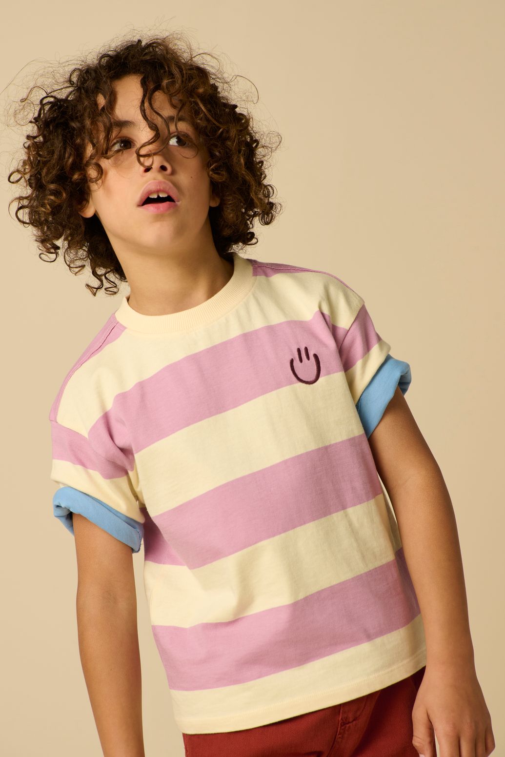 Gestreiftes T-Shirt mit Smiley - lila