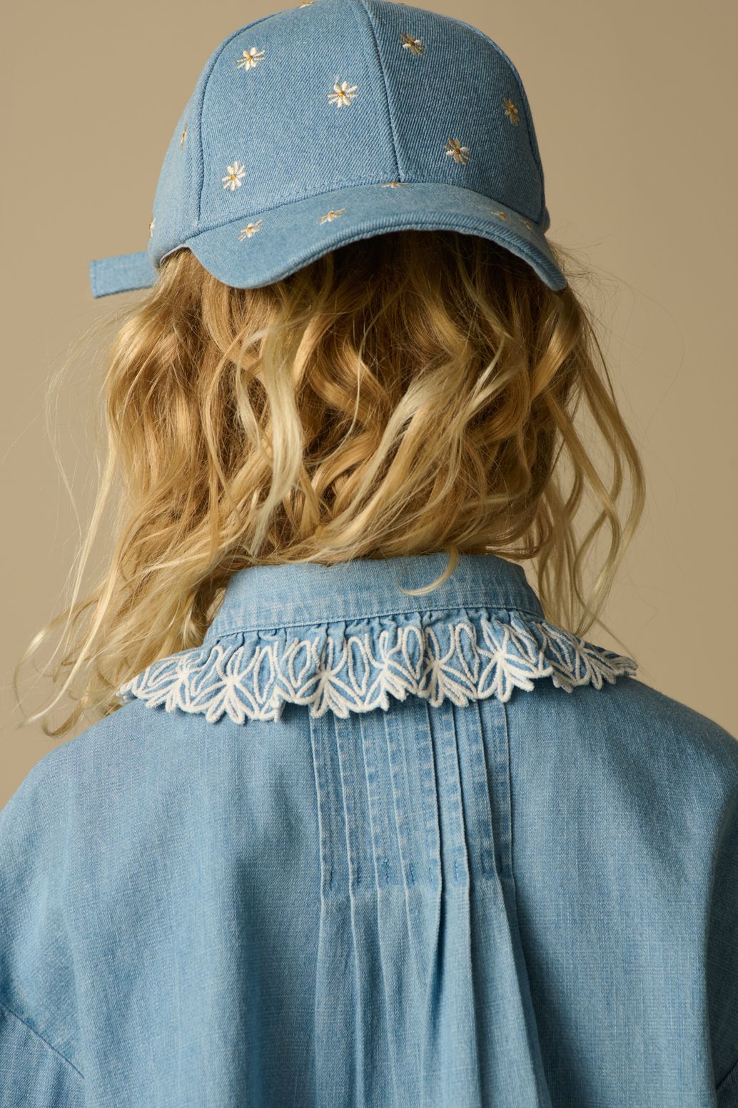 Blauwe denim pet met bloemen