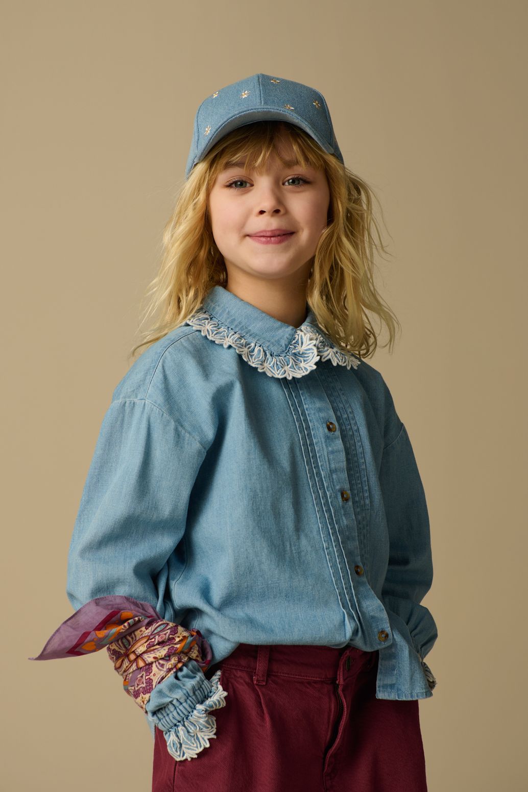 Blauwe denim pet met bloemen