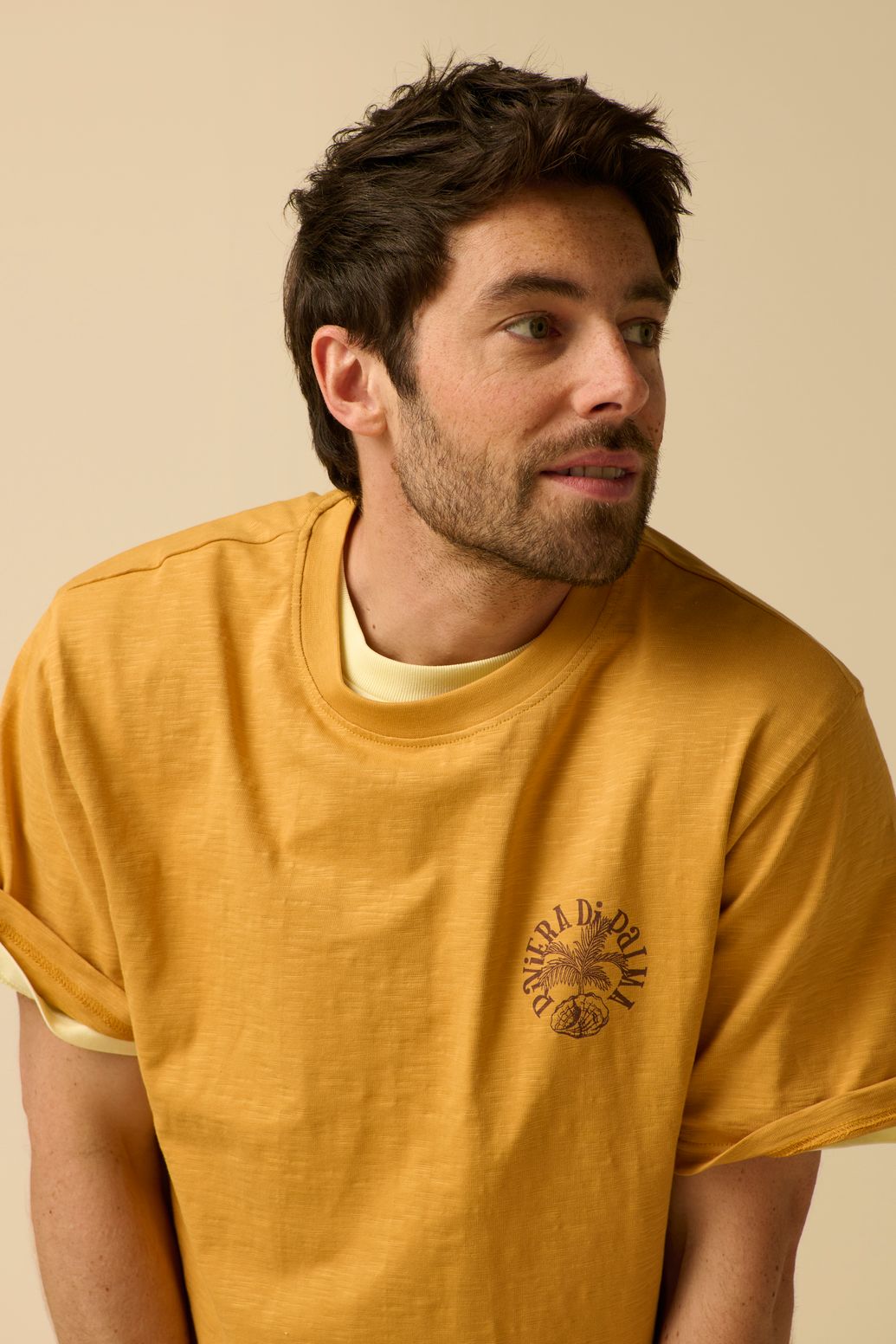 Donkergeel T-shirt met artwork