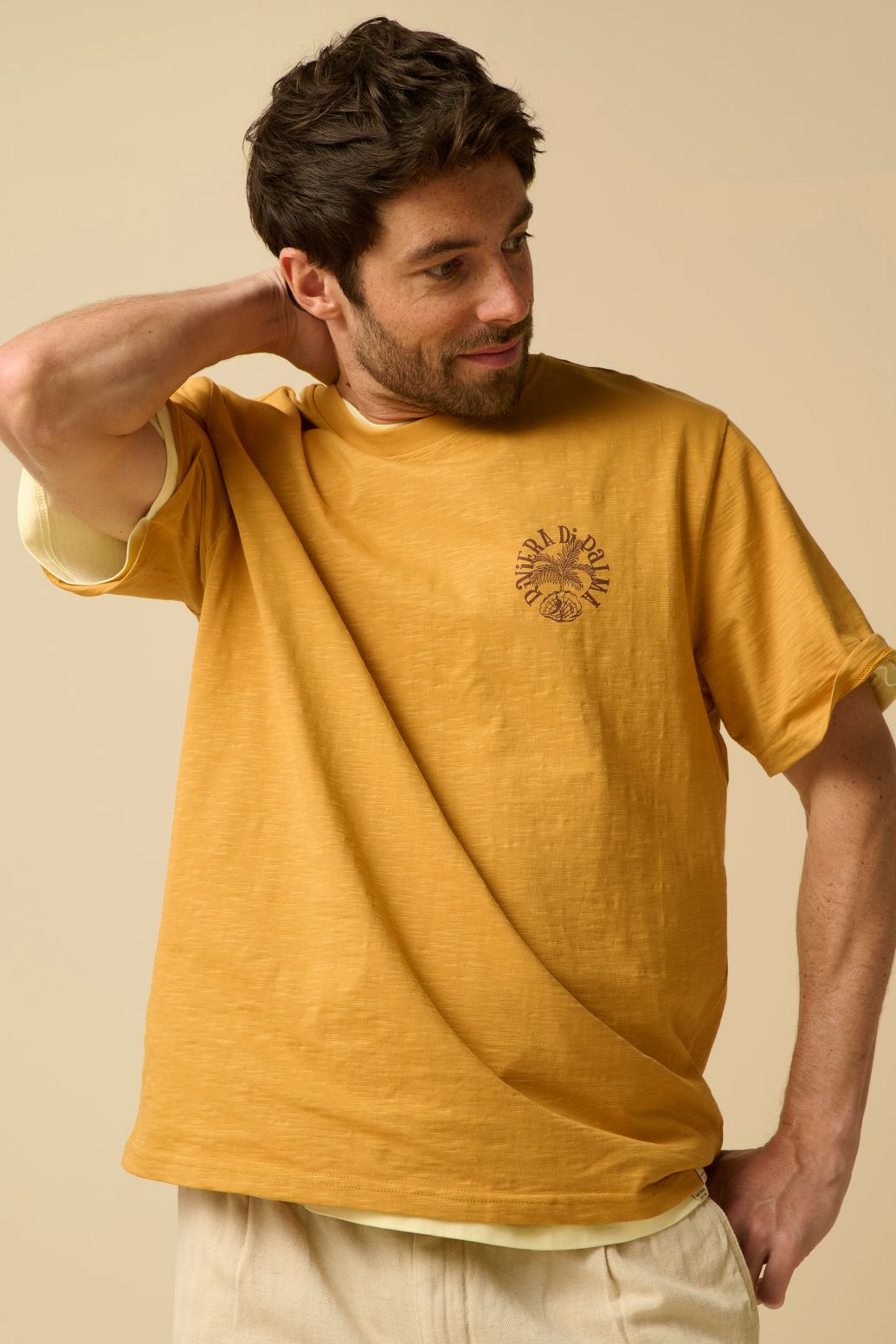 Donkergeel T-shirt met artwork