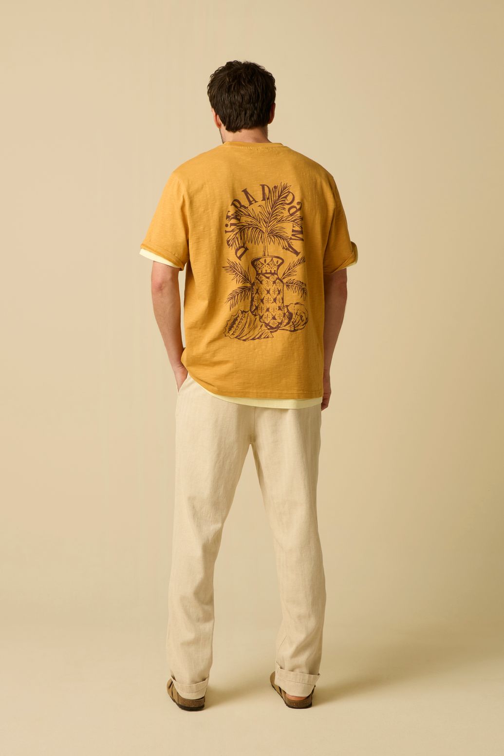 Donkergeel T-shirt met artwork