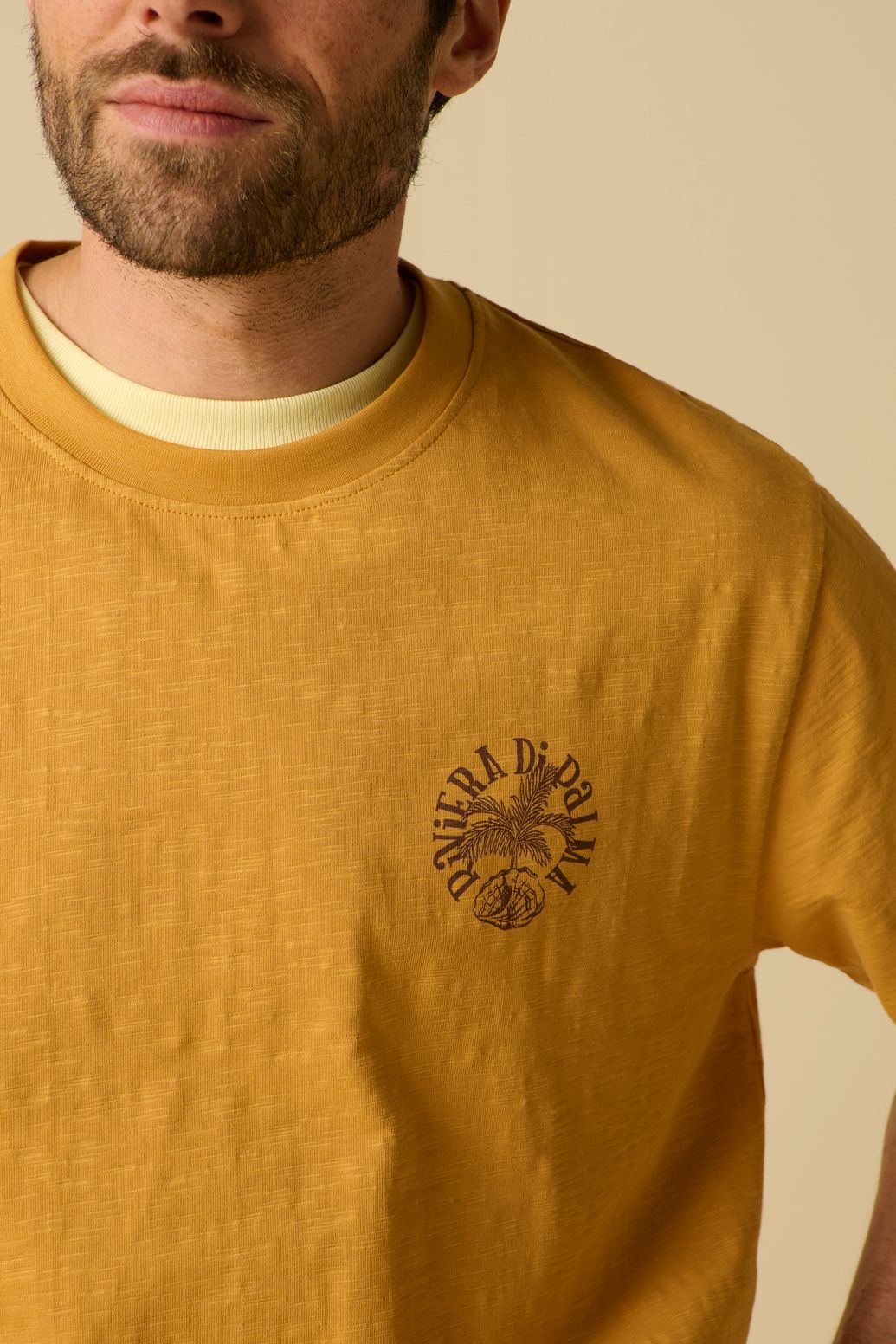 Donkergeel T-shirt met artwork