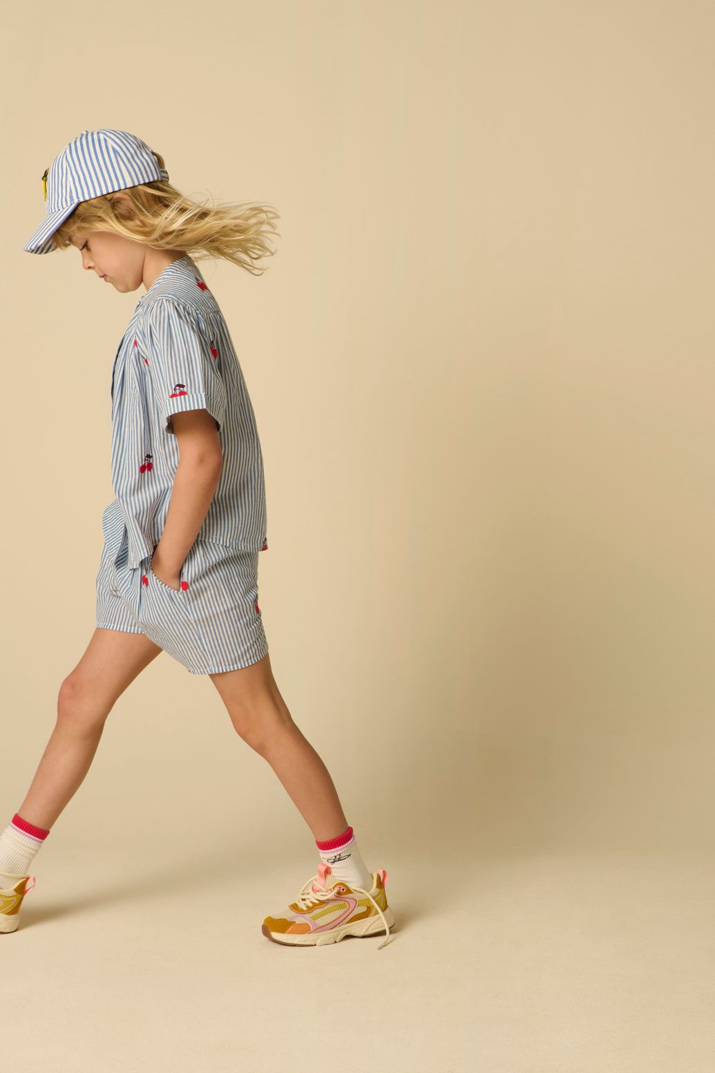 Gestreifte Shorts mit Stickerei - blau
