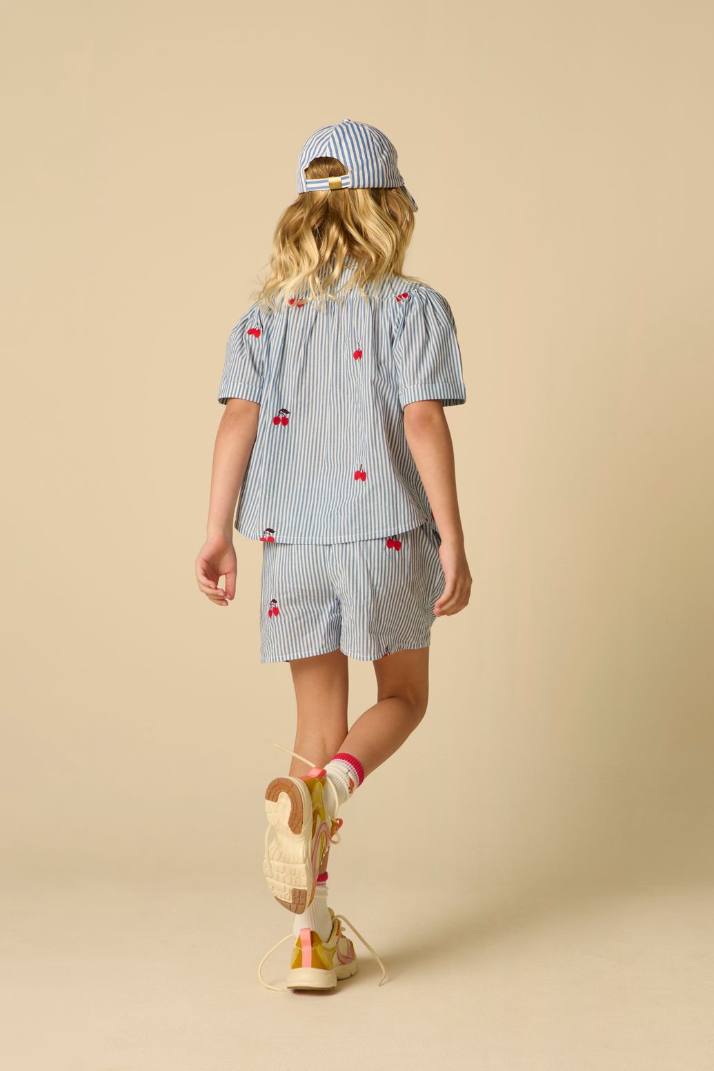 Gestreifte Shorts mit Stickerei - blau