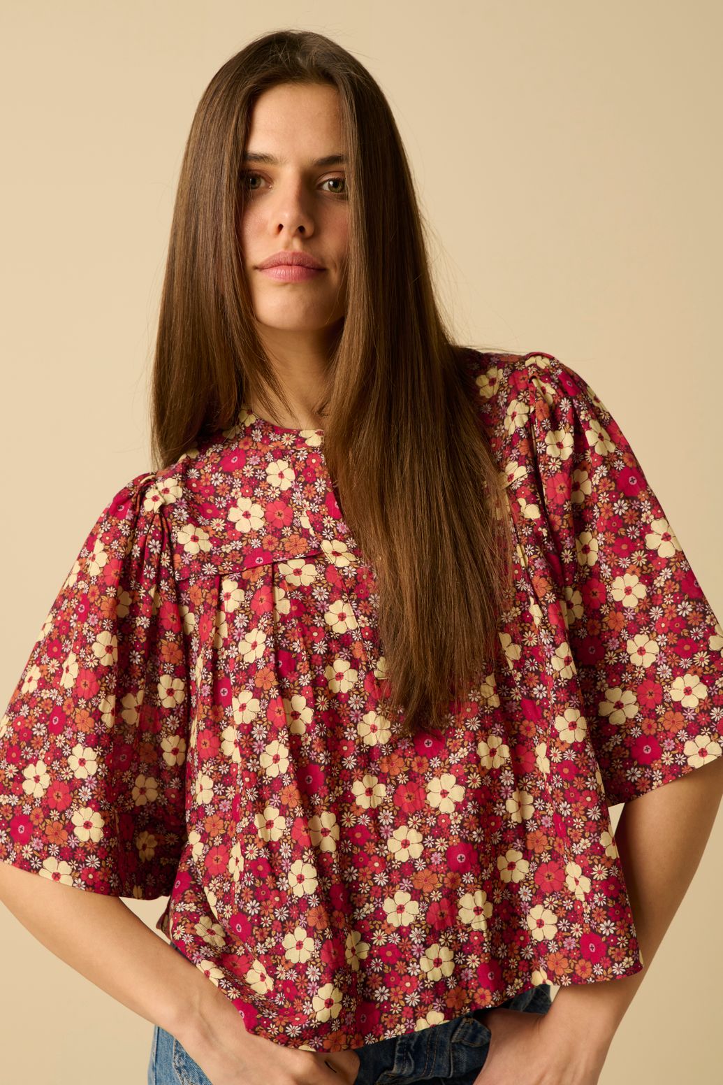 Donkerpaarse top met bloemenprint