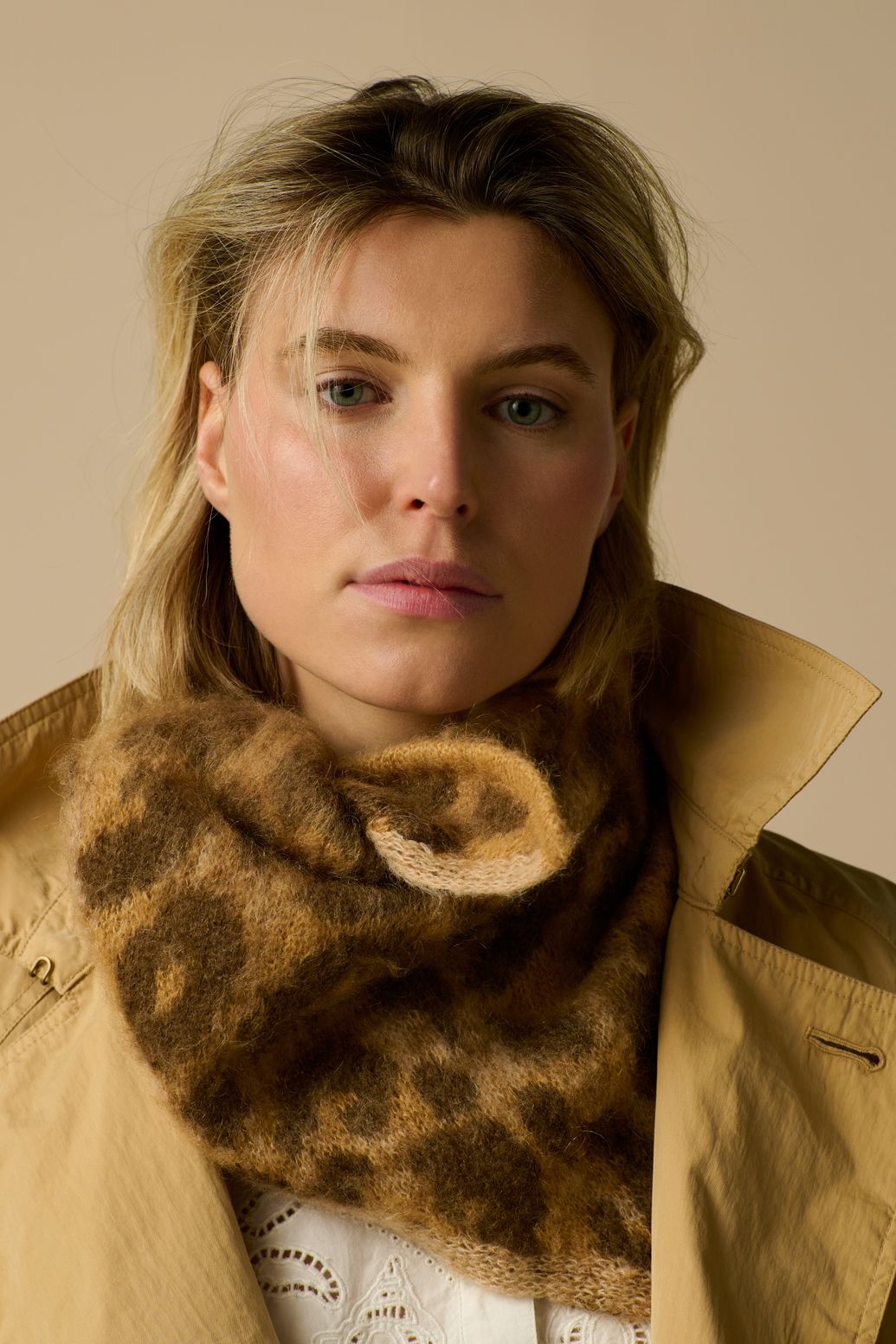 Beige gebreide bandana sjaal met leopard print