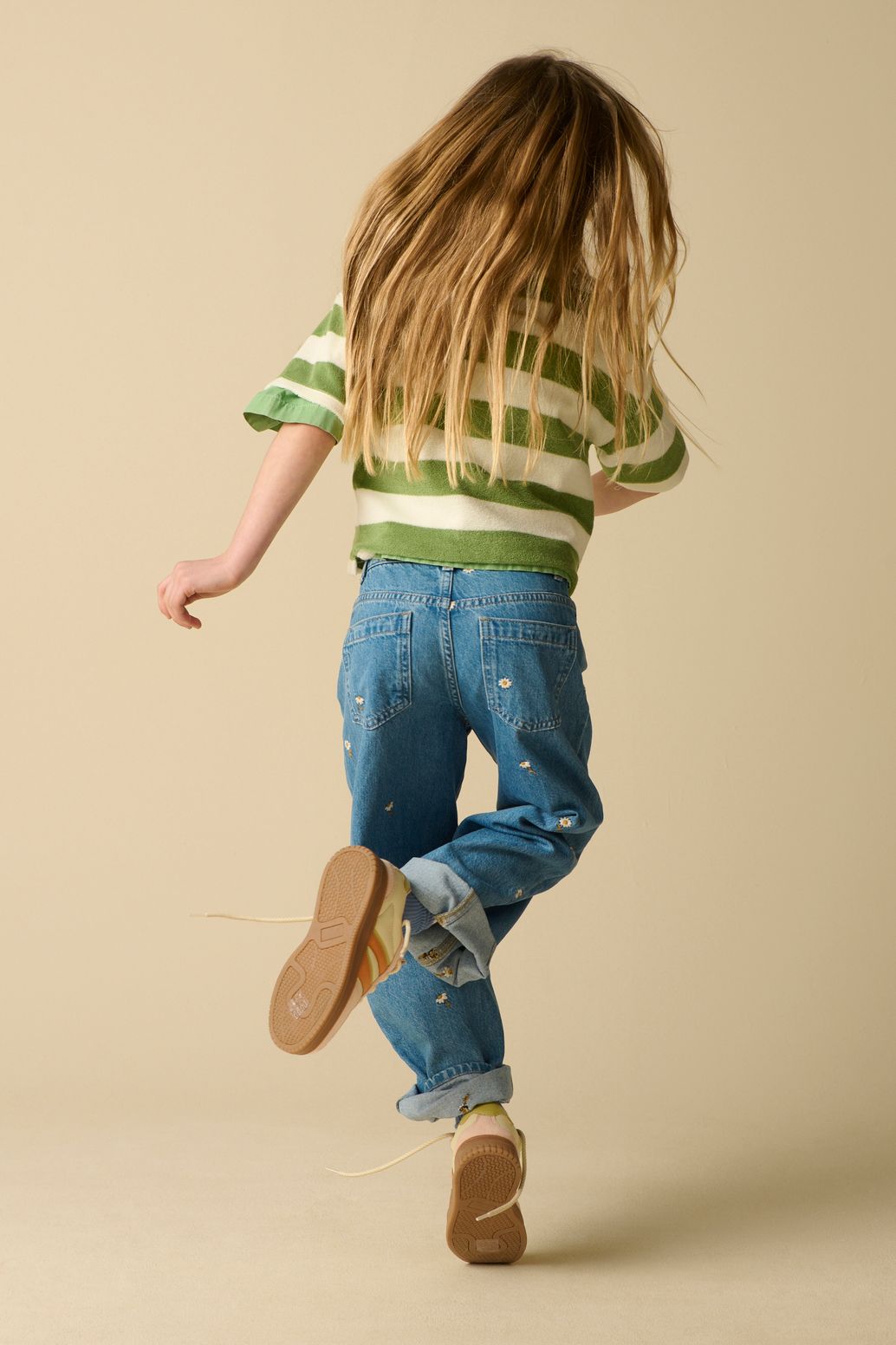 Barrel-Jeans mit Stickerei - blau