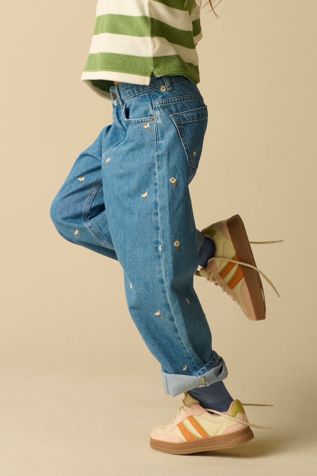 Barrel-Jeans mit Stickerei - blau