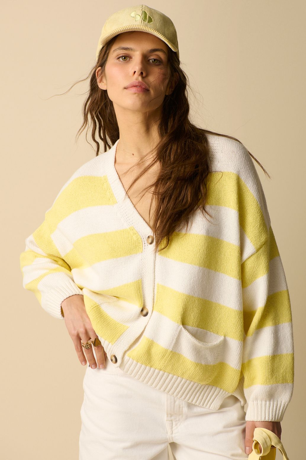 Gestreifte Strickjacke - gelb