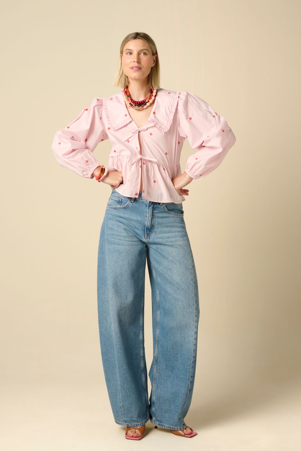 Lichtroze blouse met embroidery