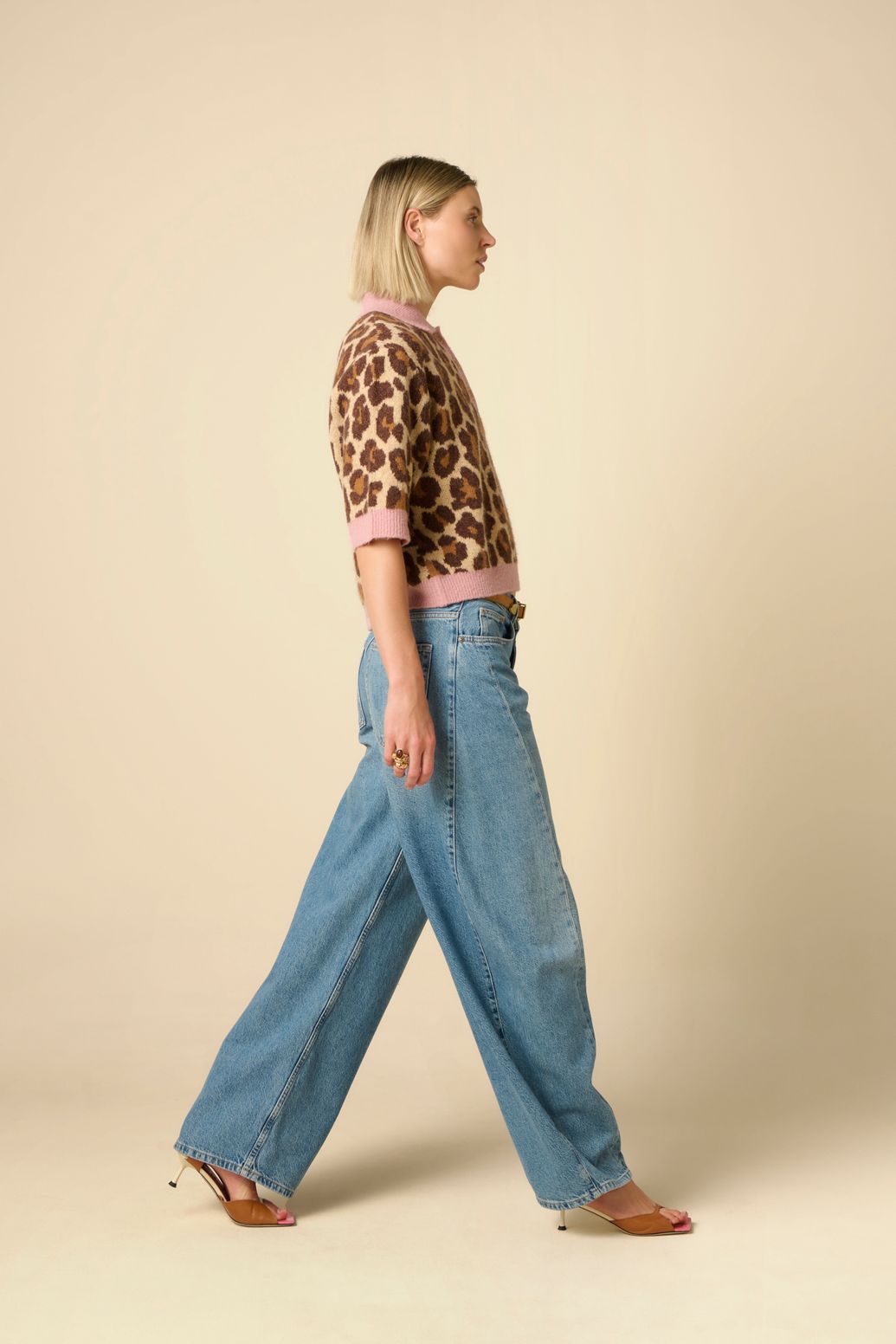 Kurzarmpullover mit Leoprint - rosa