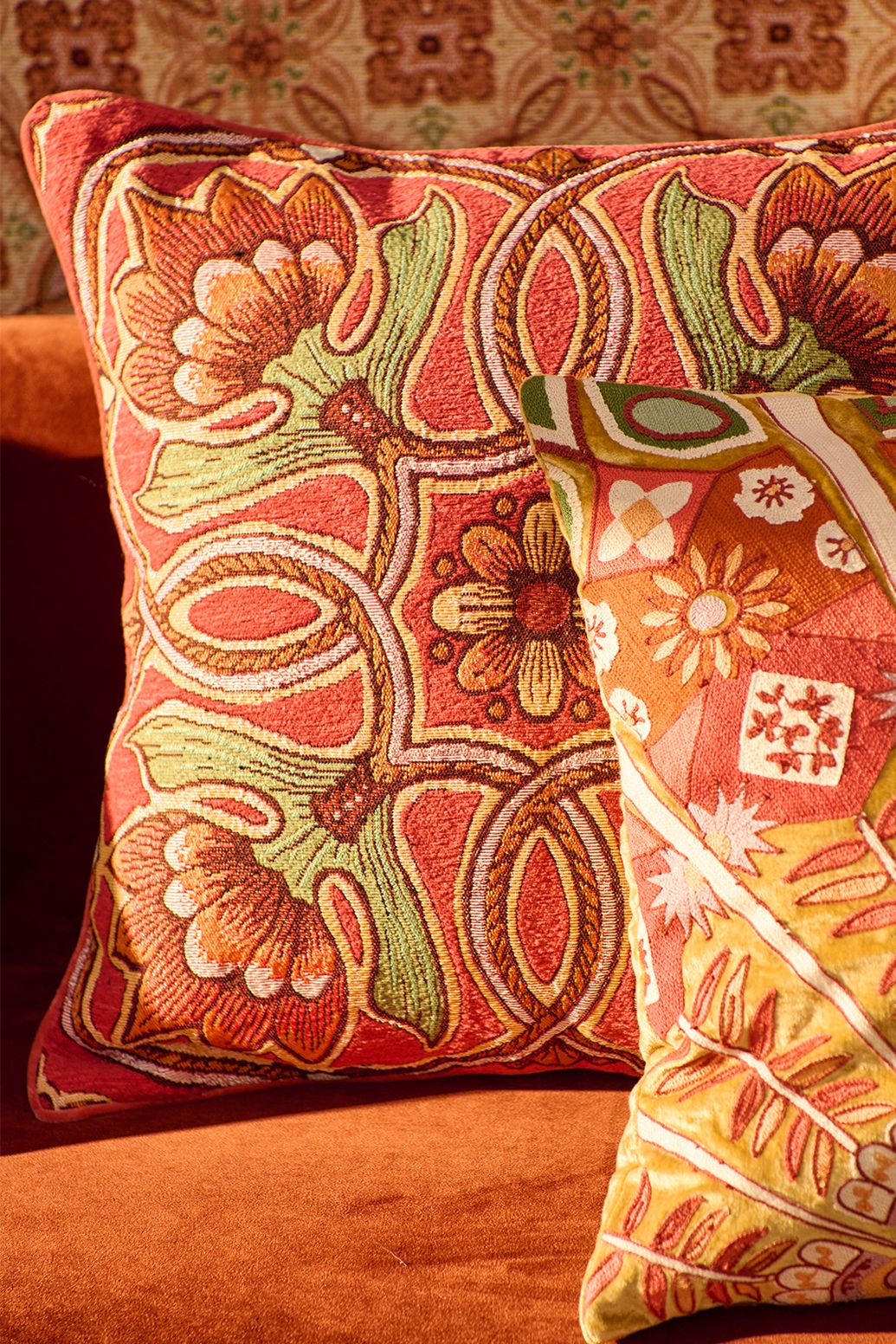 Rood kussen met bloemendessin