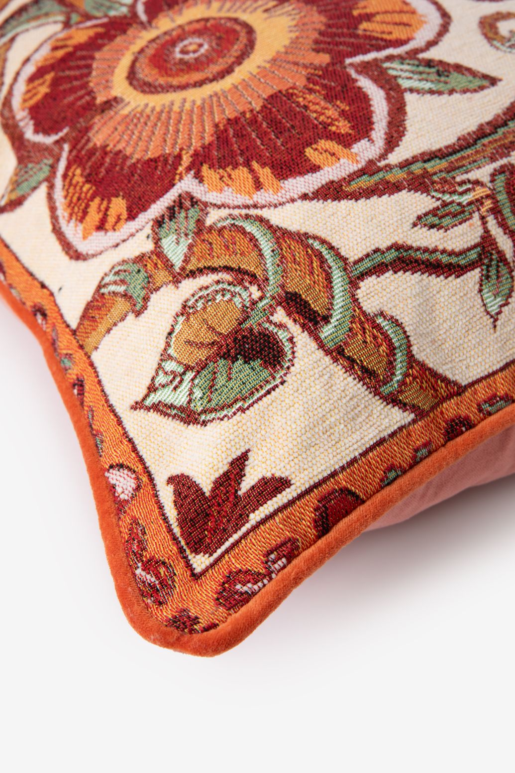 Rood kussen met bloemendessin