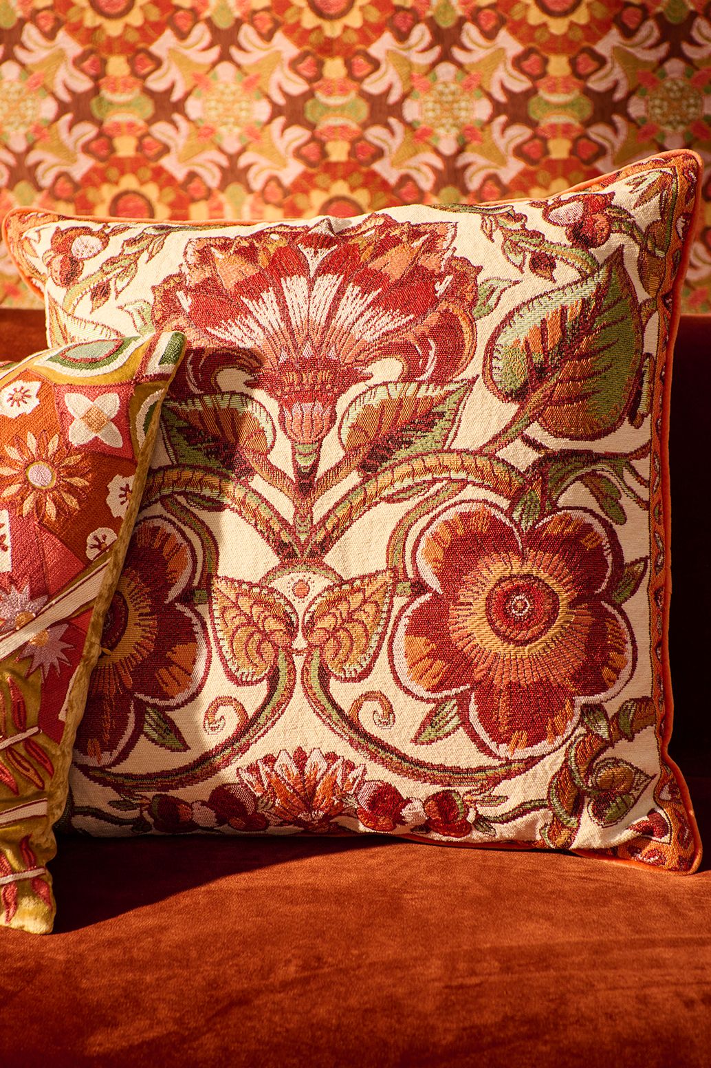 Rood kussen met bloemendessin