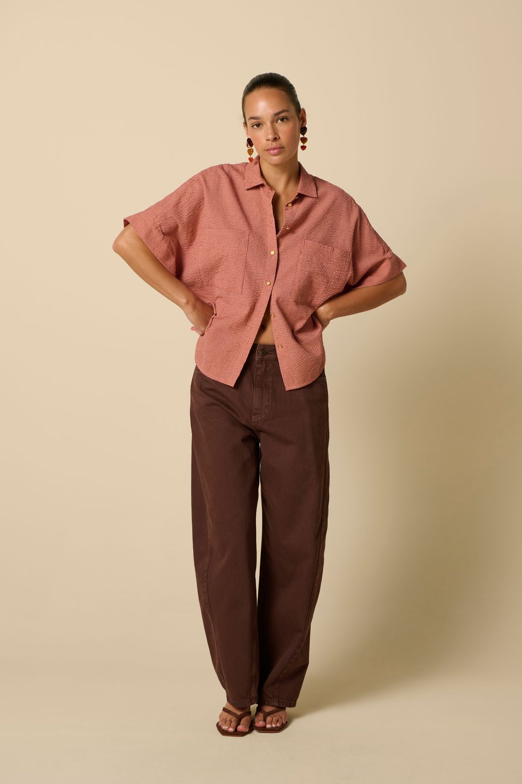 Jean barrel court avec taille mi-haute - marron foncé