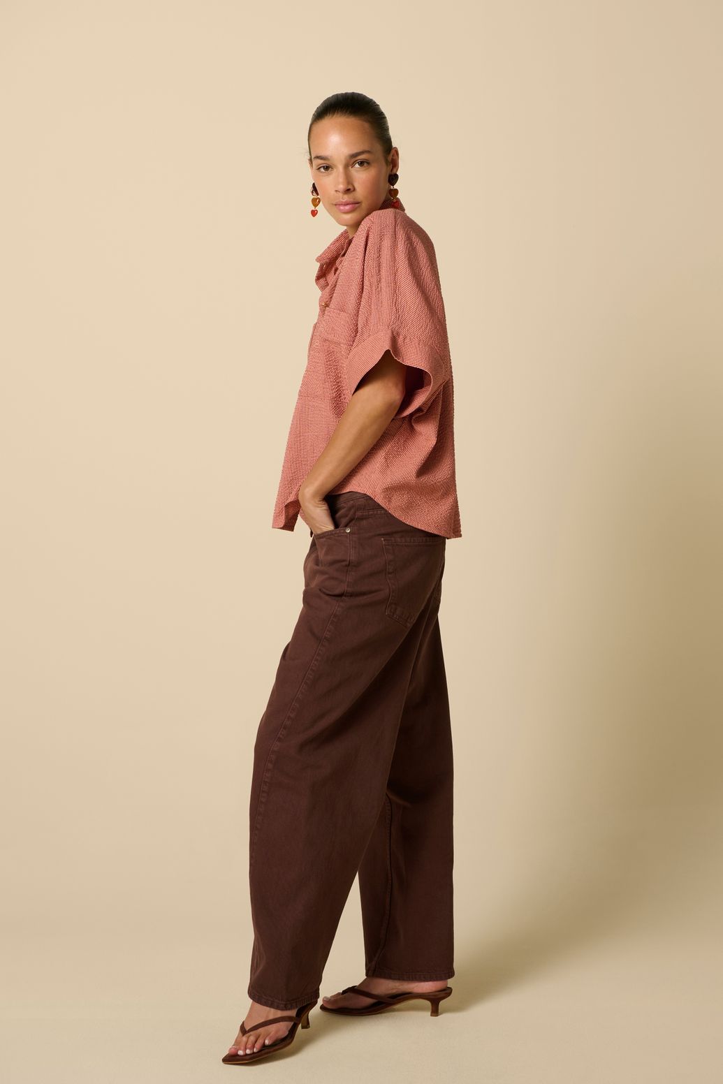 Jean barrel court avec taille mi-haute - marron foncé