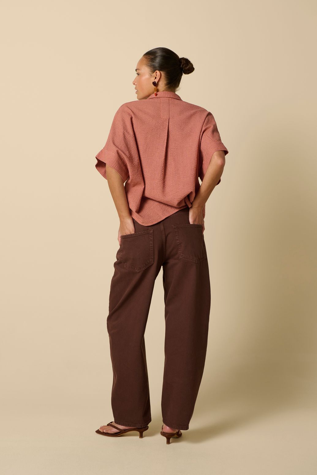 Jean barrel court avec taille mi-haute - marron foncé